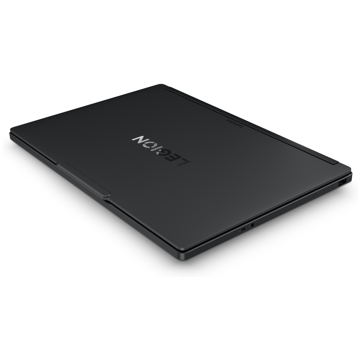 Un ordinateur portable Lenovo Legion noir fermé sur fond blanc.