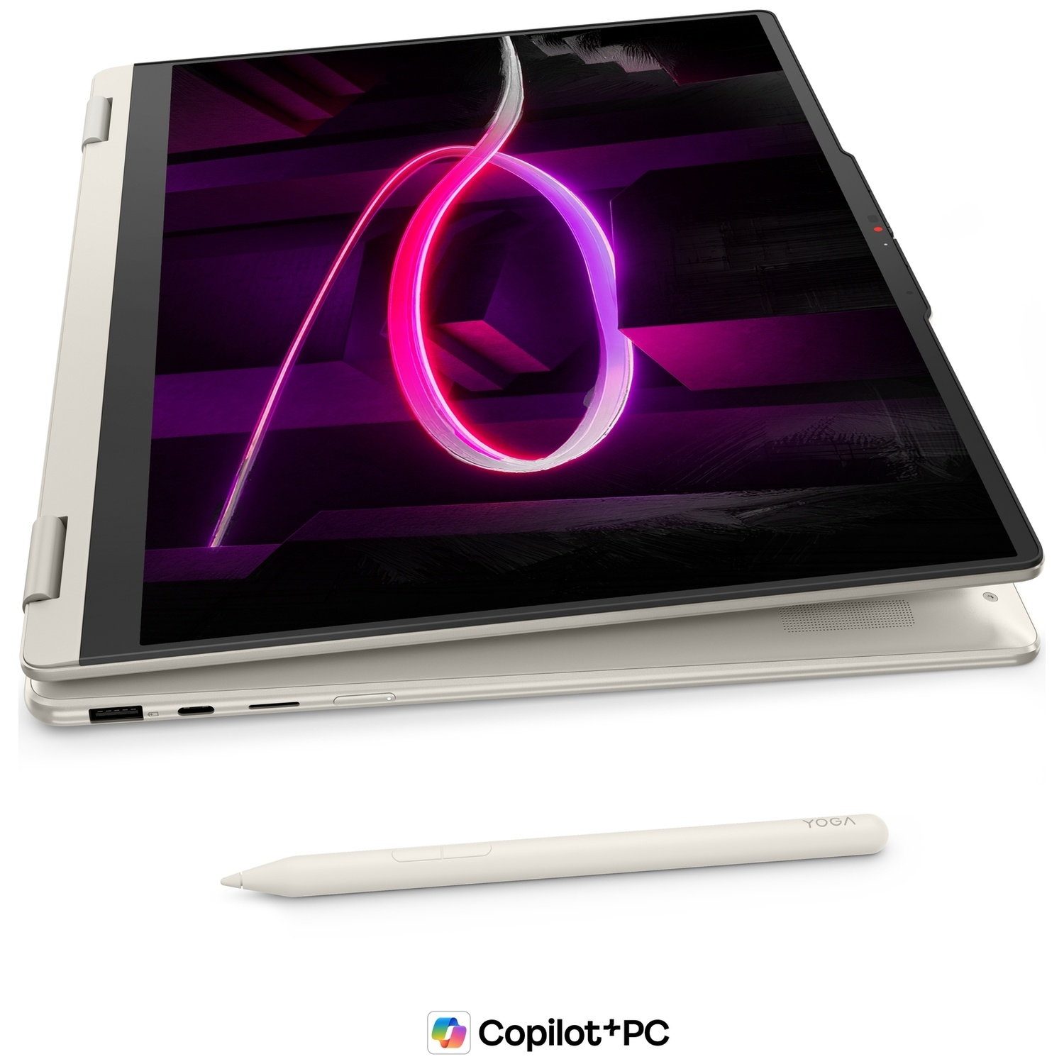 Un ordinateur portable argenté en mode tente avec un stylet et le logo Copilot+PC.
