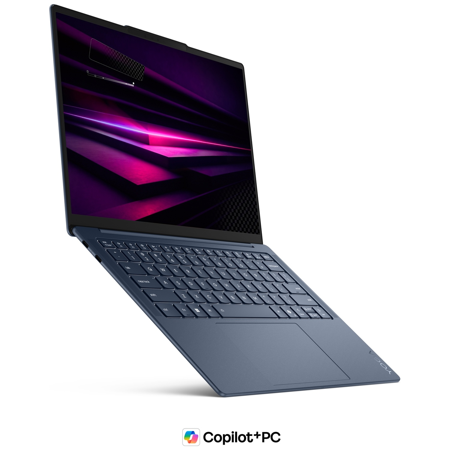 Un ordinateur portable bleu avec un écran violet et un clavier noir flotte légèrement au-dessus d'une surface blanche.