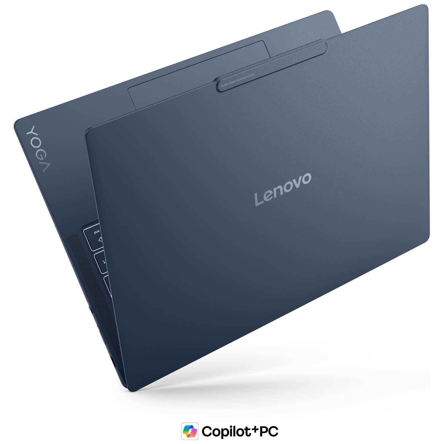 Un ordinateur portable Lenovo Yoga bleu fermé sur fond clair.