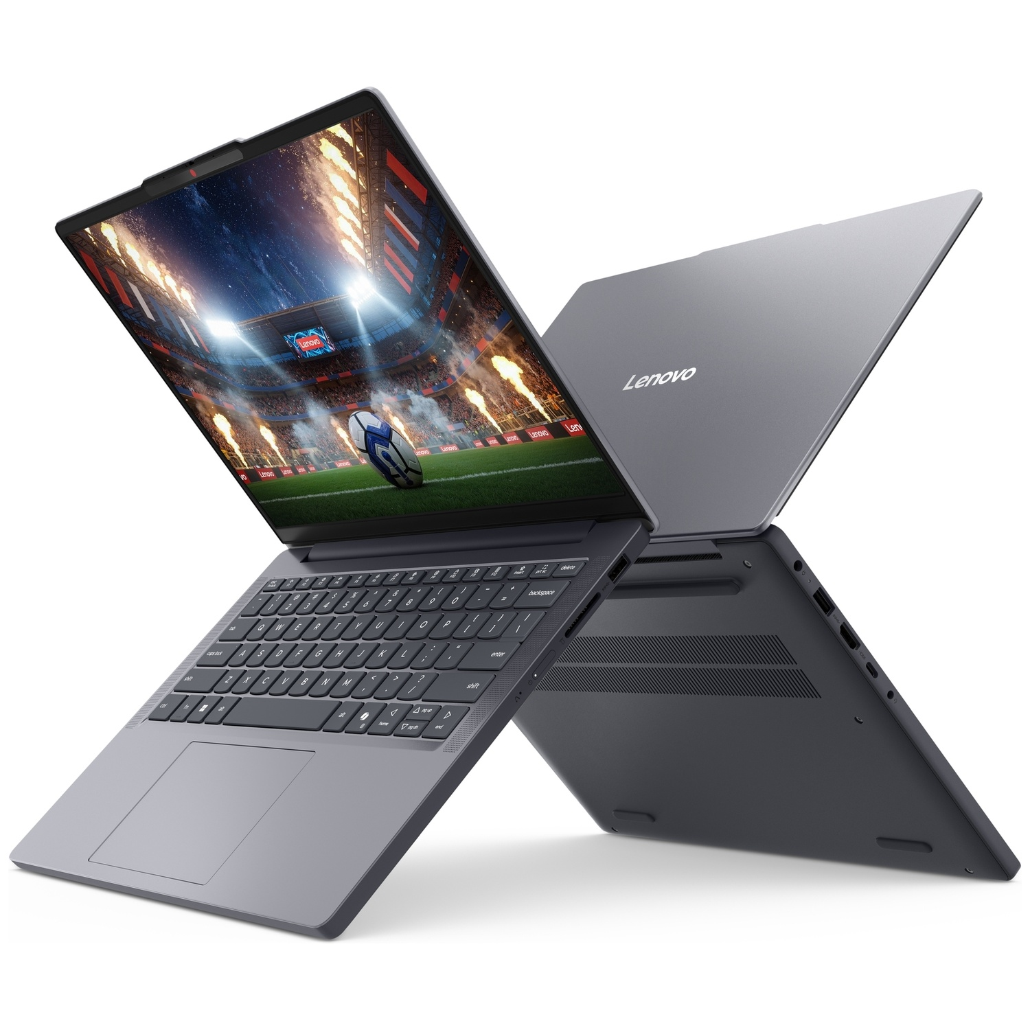 Deux ordinateurs portables Lenovo gris debout, l'un affichant un match de football.