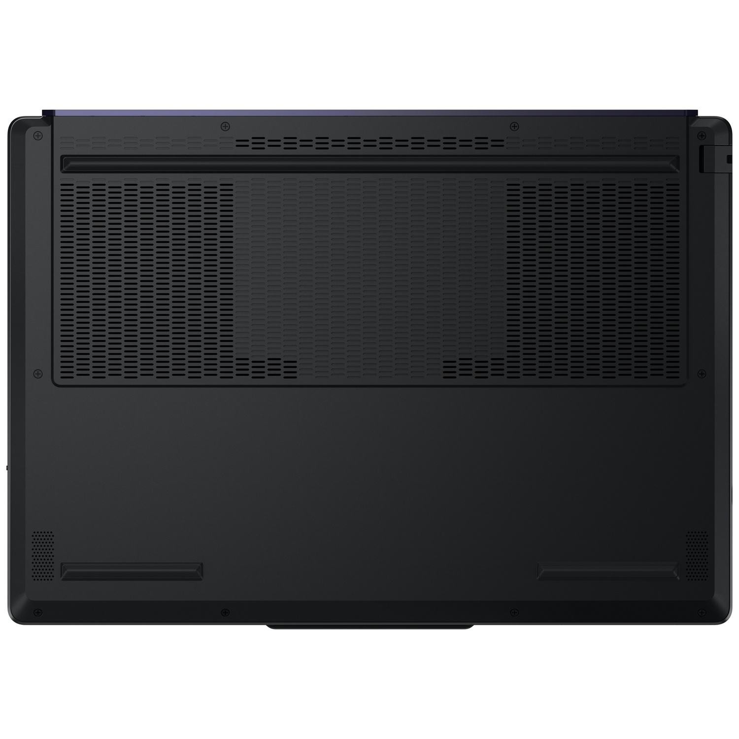 Onderaanzicht van een zwarte laptop met grote ventilatieroosters en rubberen voetjes.