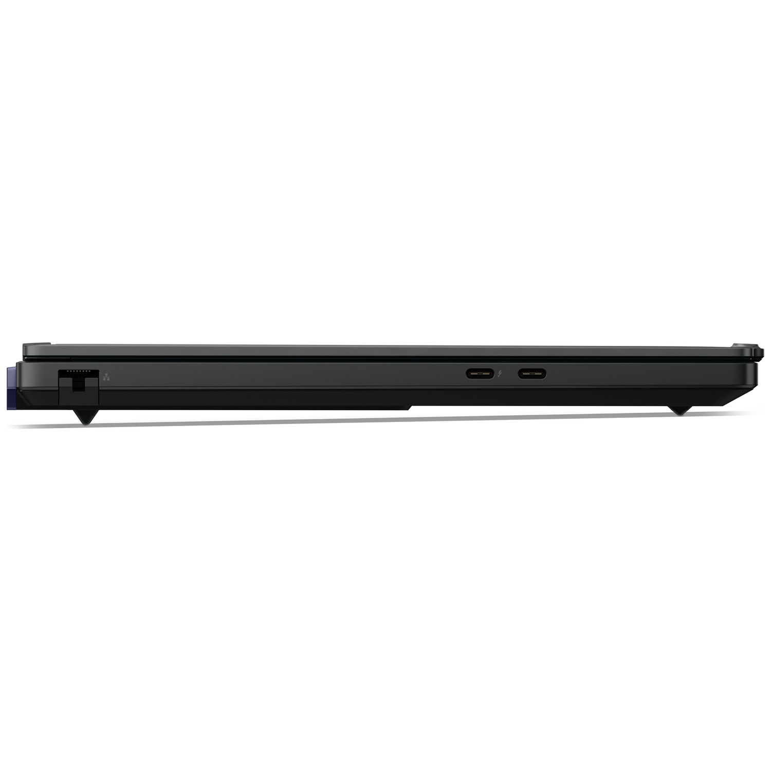 Zijaanzicht van een zwarte laptop met een ethernetpoort en twee USB-C-poorten op een witte achtergrond.