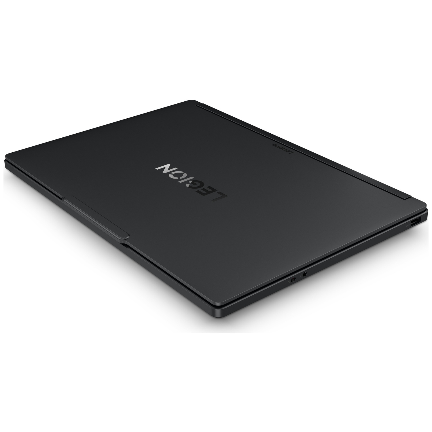 Een gesloten zwarte Lenovo Legion laptop op een witte achtergrond.