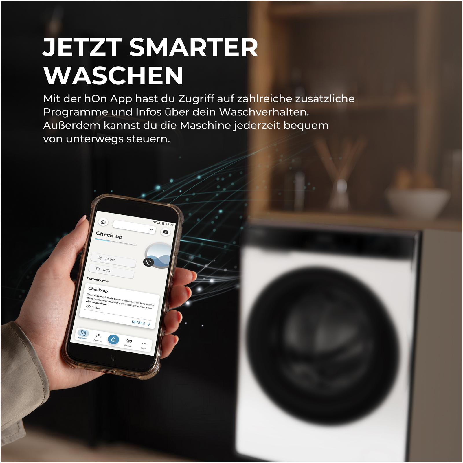 Smartphone mit App steuert Waschmaschine im Hintergrund, mit Text über smartes Waschen.