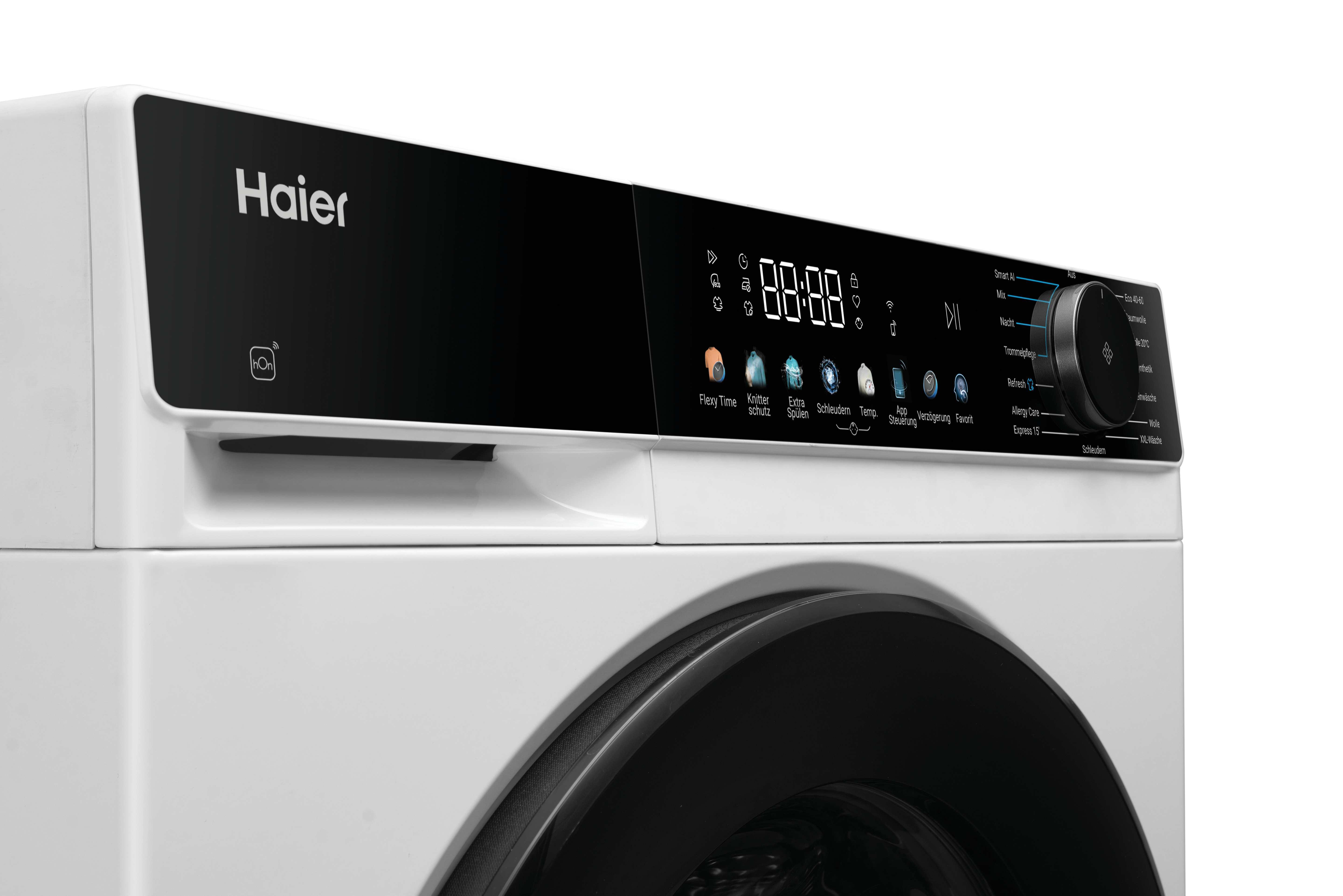 Haier-Waschmaschine mit digitalem Display und Drehknopf auf weißem Hintergrund.