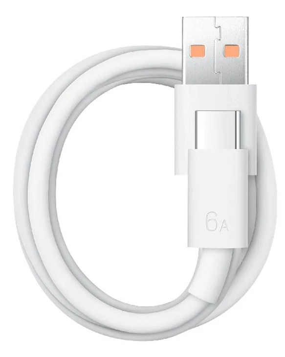 Un cable USB blanco con conectores USB-A y USB-C, enrollado sobre un fondo blanco.