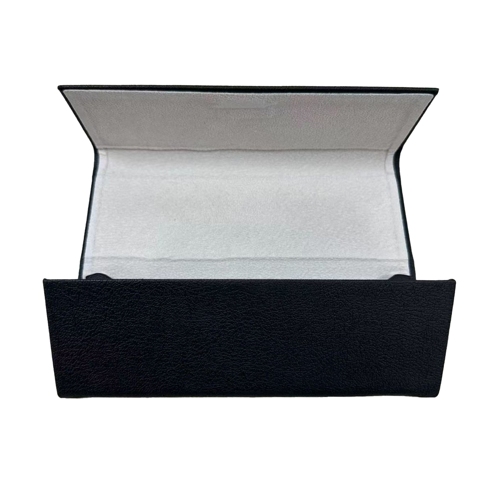 Un estuche para gafas negro abierto y forrado con tela blanca sobre fondo blanco.