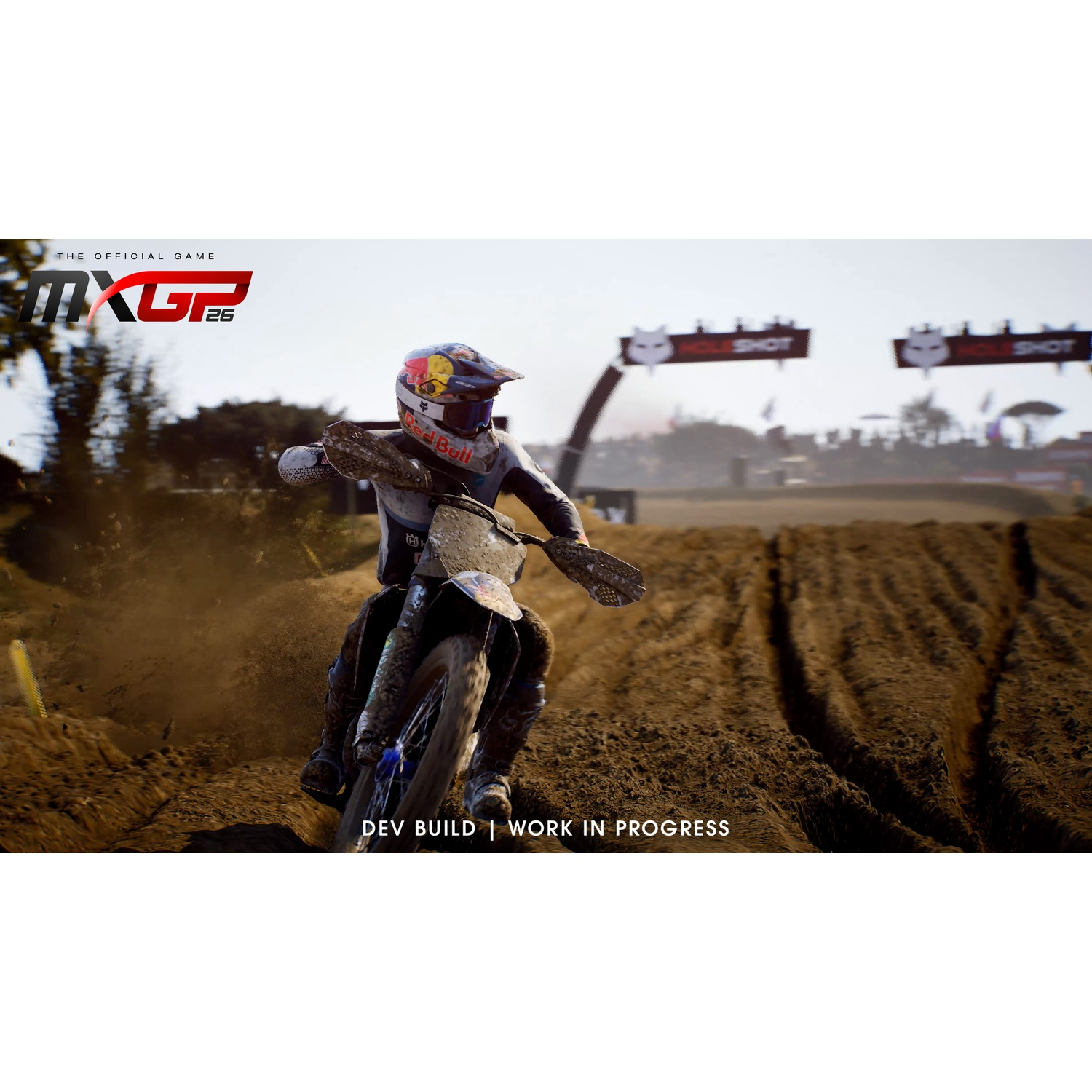 Un pilote de motocross conduit une moto boueuse sur une piste en terre.