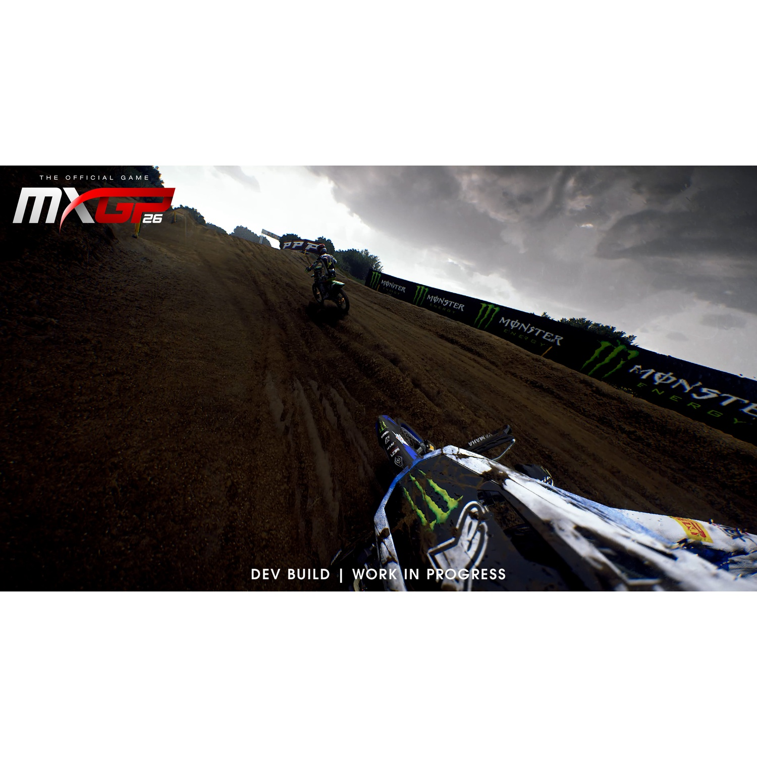 Un pilote de motocross fonce sur une piste en terre boueuse sous un ciel nuageux, vu à la première personne.