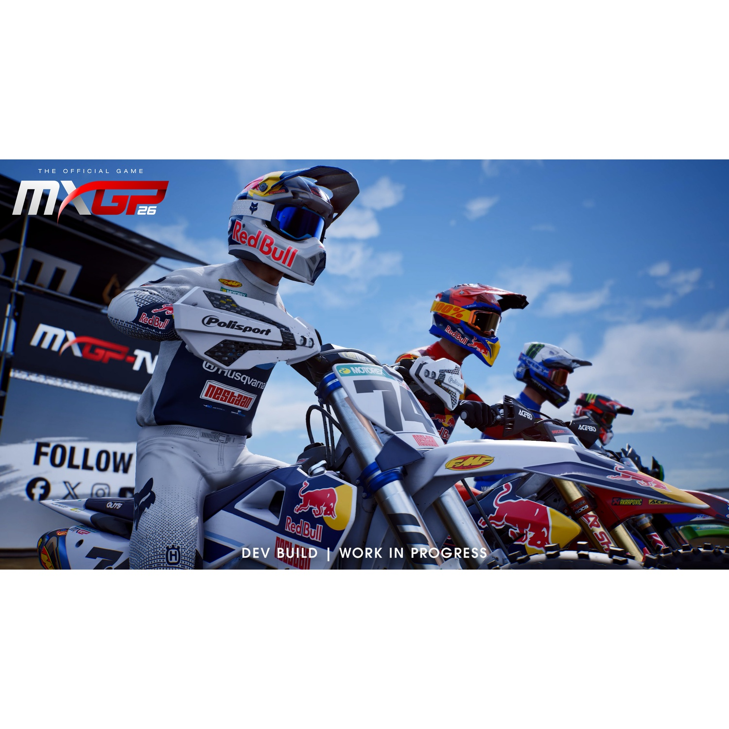 Pilotes de motocross alignés sous un ciel bleu, avec des logos MXGP et des sponsors Red Bull.
