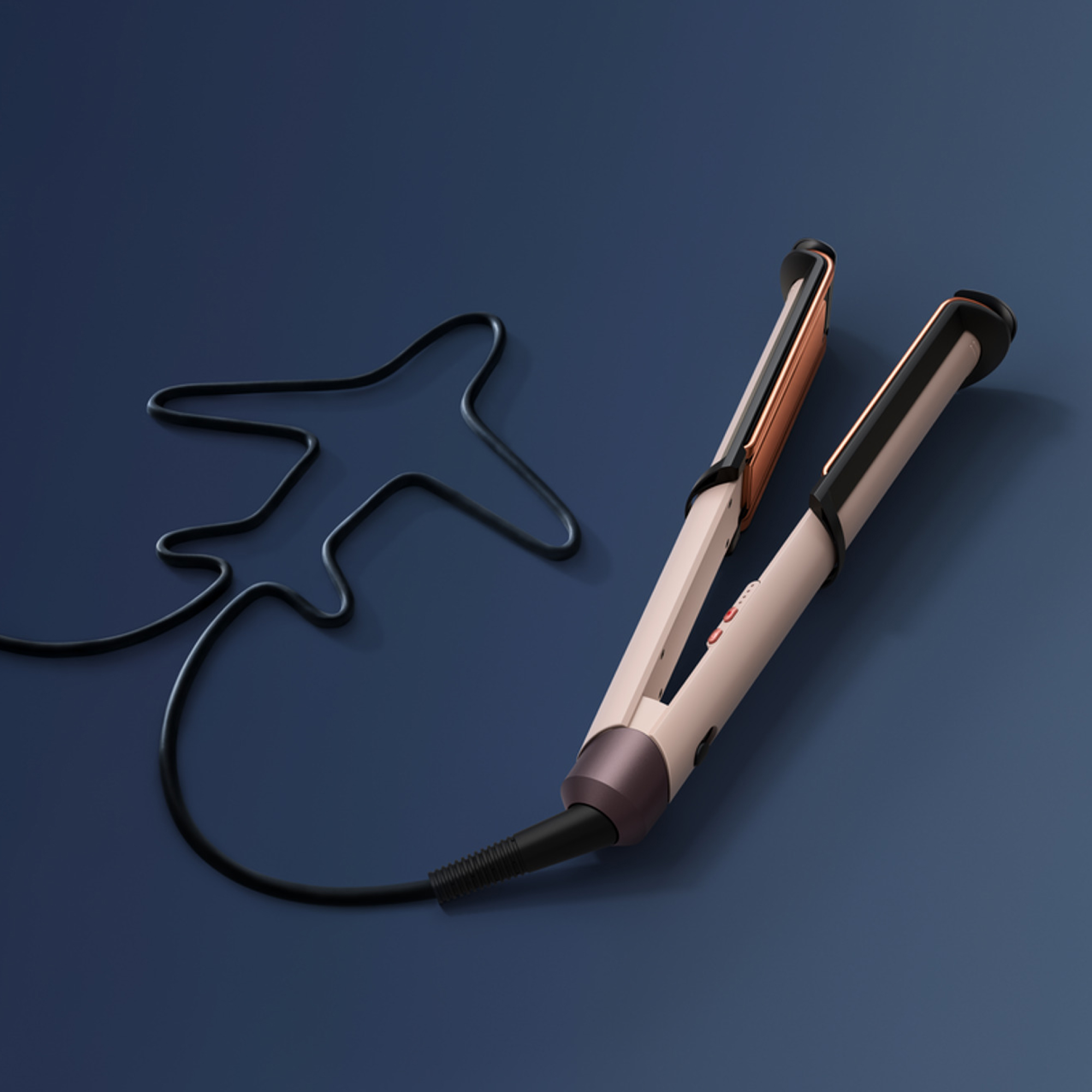 Ein roségoldener Haarglätter auf blauem Hintergrund mit einem Kabel, das in Form eines Flugzeugs gelegt ist.