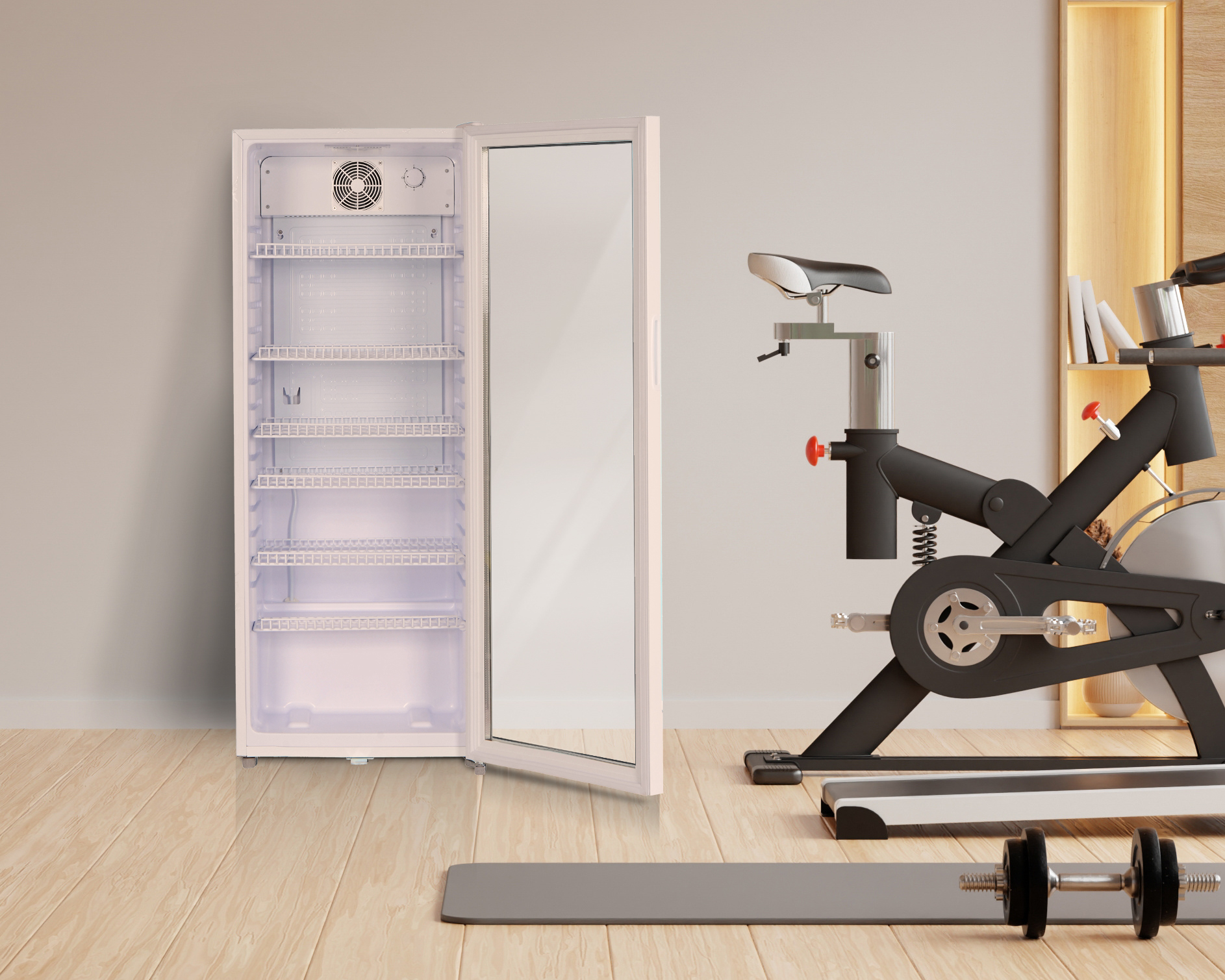 Ein offener weißer Kühlschrank steht neben einem Heimtrainer und einer Hantel auf einem Holzboden.