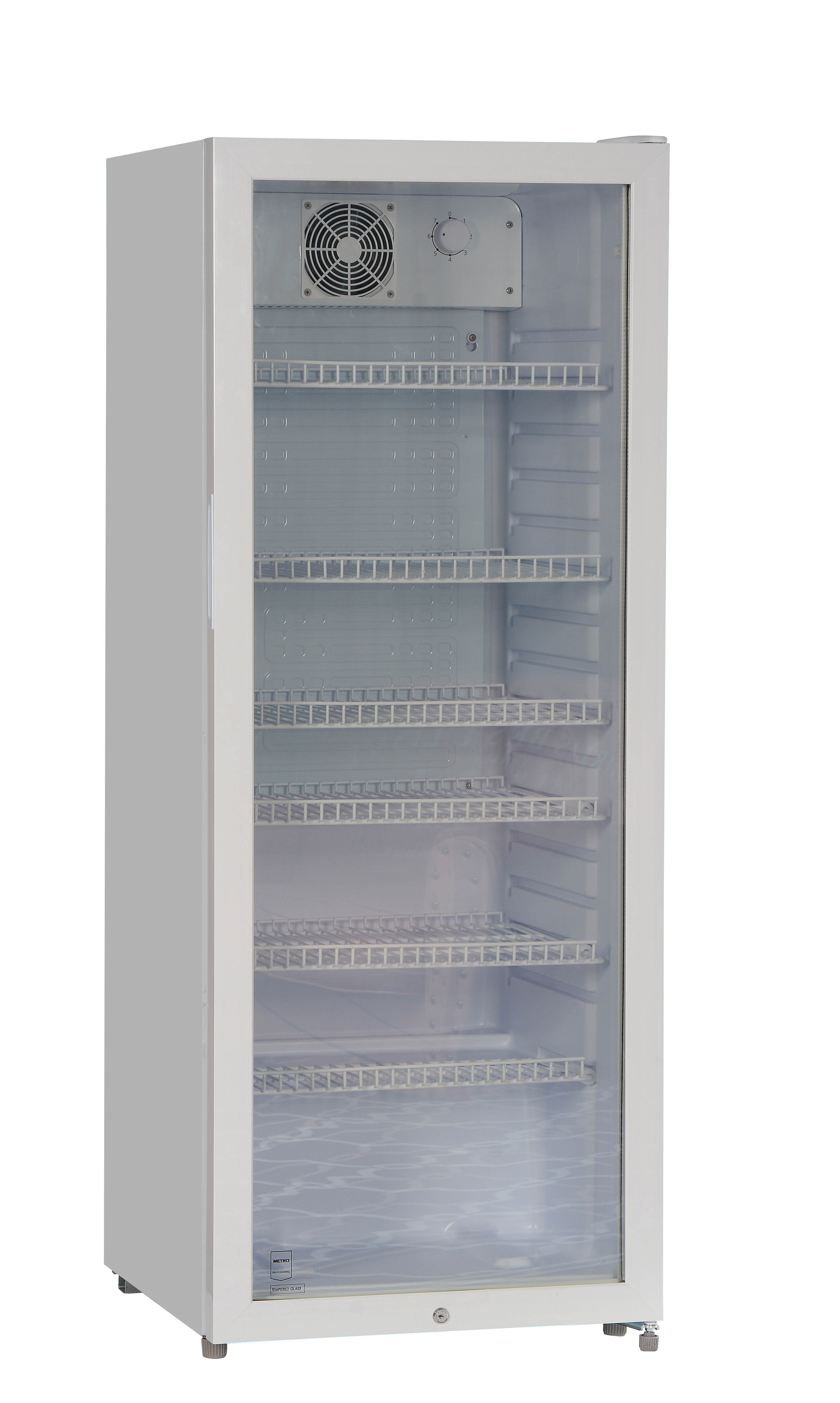 Ein weißer Gewerbekühlschrank mit Glastür und sechs Metallregalen auf weißem Hintergrund.