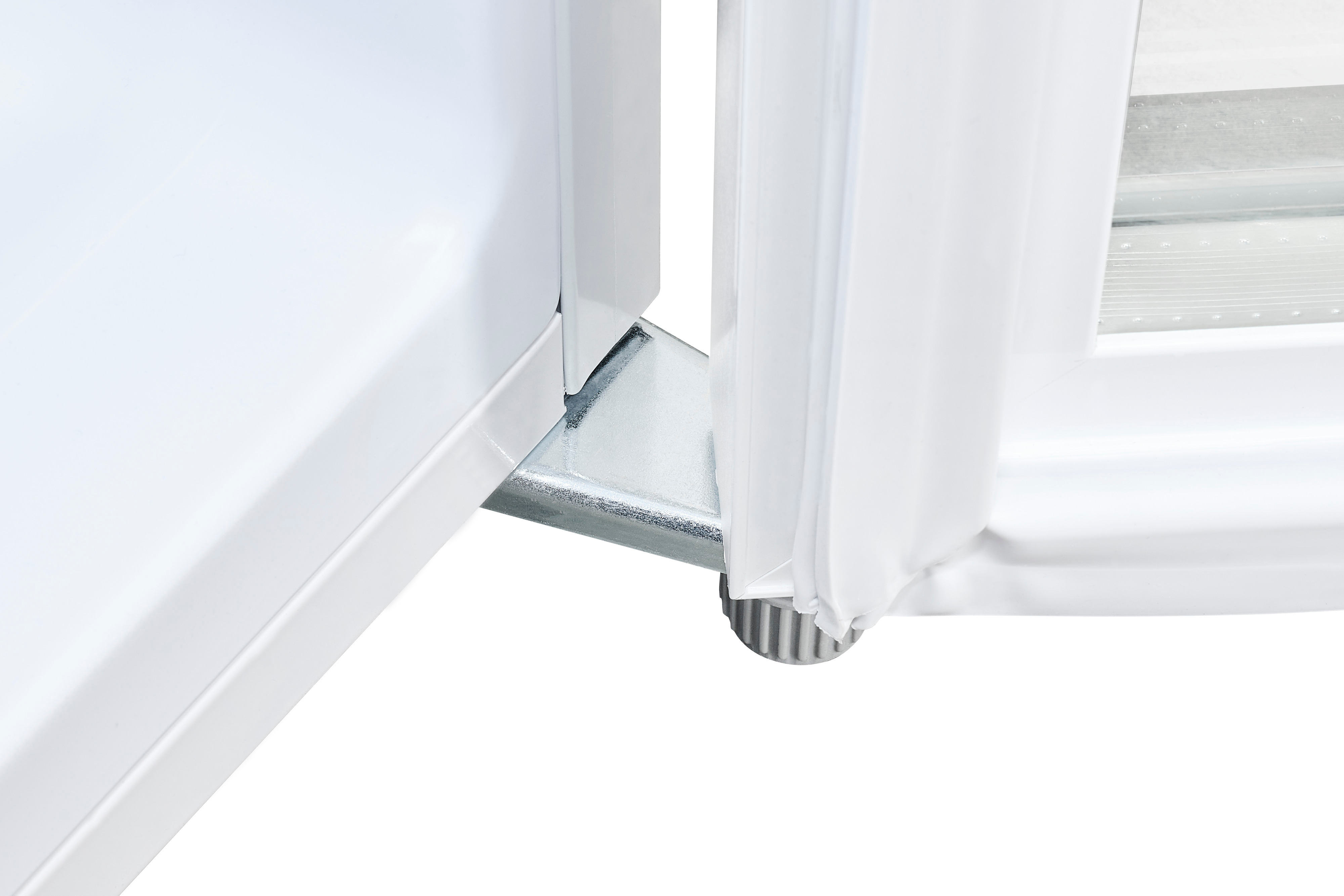 Nahaufnahme eines silbernen Scharniers und eines verstellbaren Beins an einem weißen Kühlschrank.