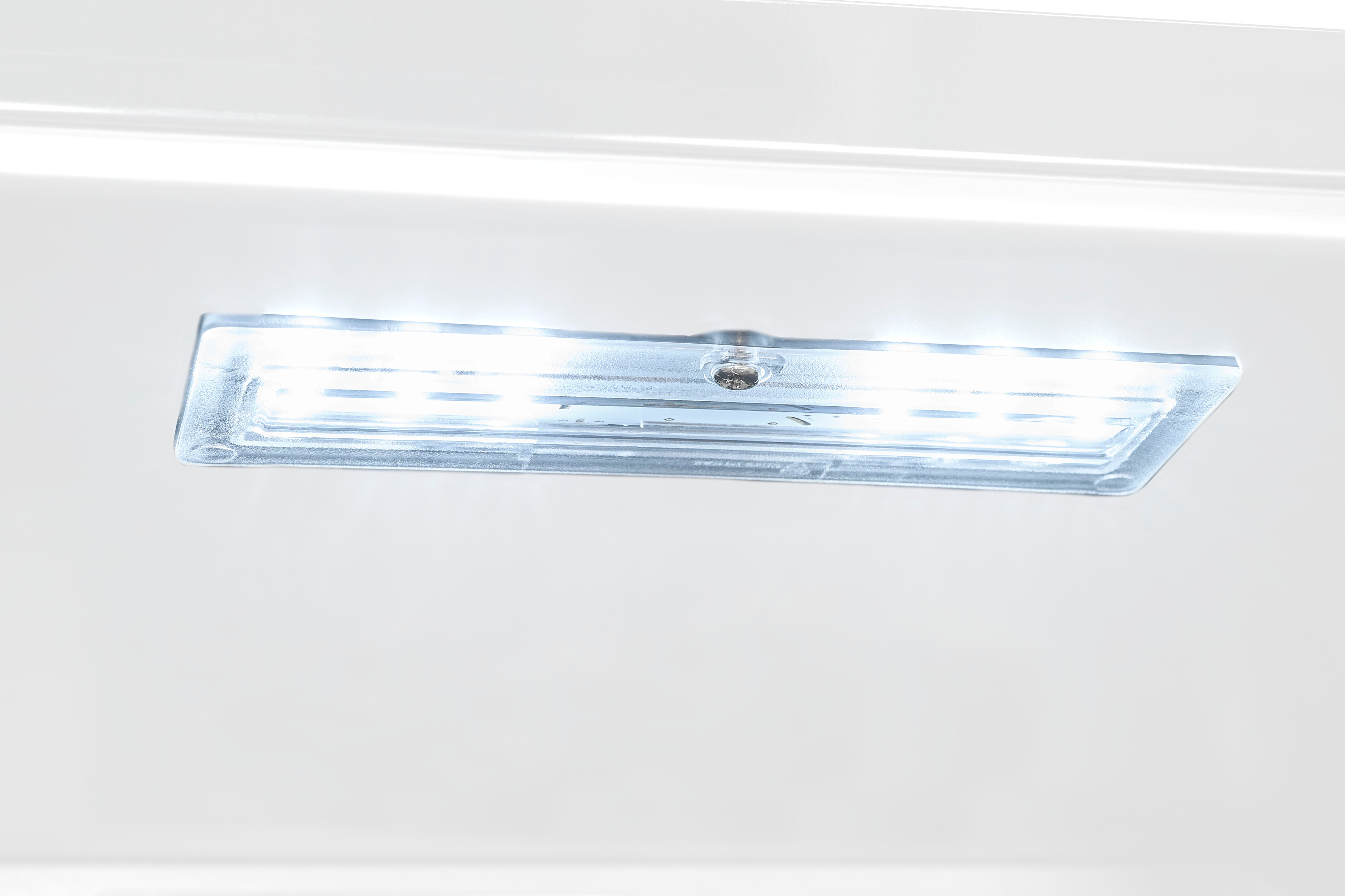 Eine rechteckige, beleuchtete weiße LED-Leuchte ist an einer schlichten weißen Decke montiert.