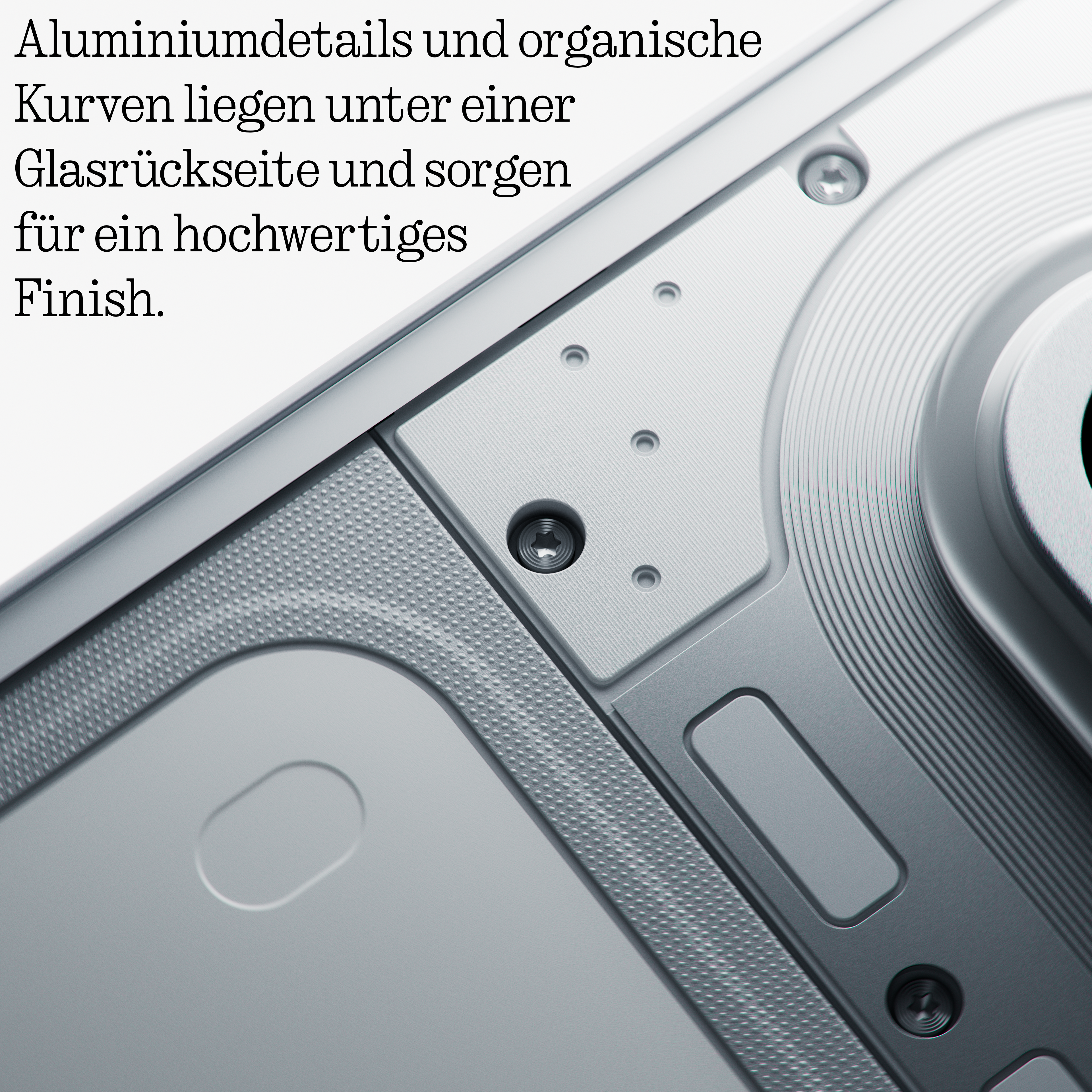 Nahaufnahme einer silbernen Smartphone-Rückseite mit Schrauben und strukturierten Details sowie deutschem Text.