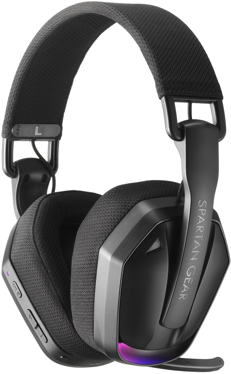 Fekete over-ear gamer fejhallgató párnázott fejpánttal és mikrofonnal, fehér háttér előtt.