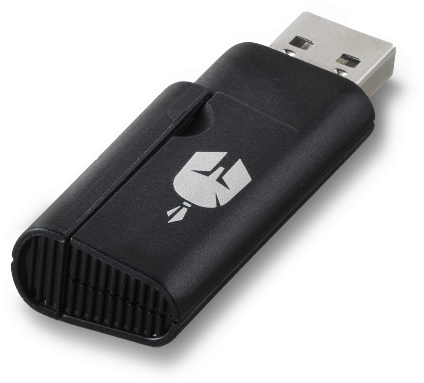 Fekete USB flash meghajtó logóval az előlapon és fém USB csatlakozóval fehér háttér előtt.