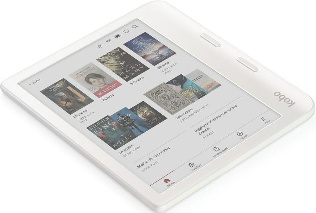Ein weißer Kobo eReader liegt auf einer weißen Oberfläche und zeigt ein digitales Bücherregal-Display.