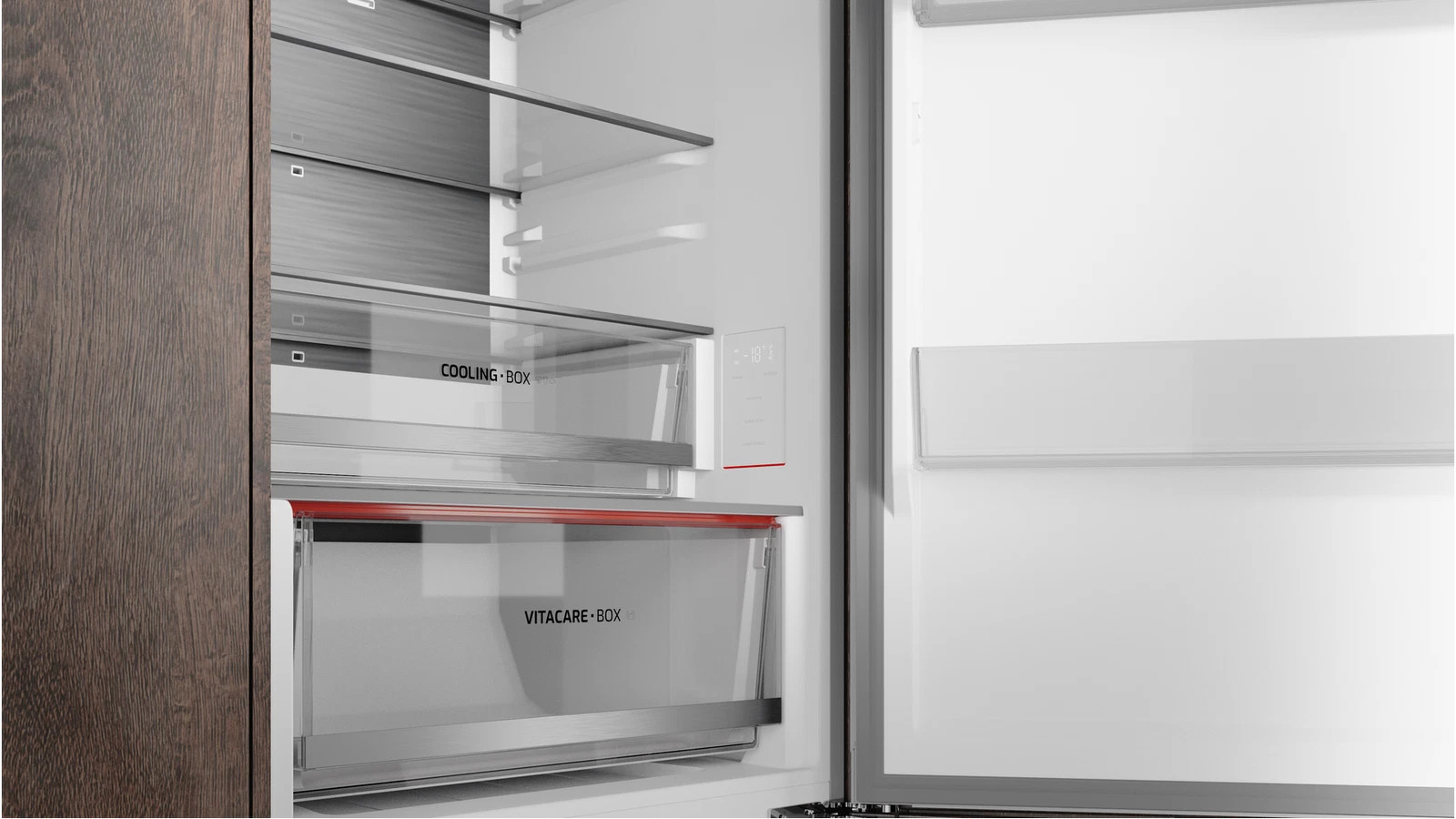 Otwarta lodówka z szufladami Cooling Box i Vitacare Box we wnętrzu.