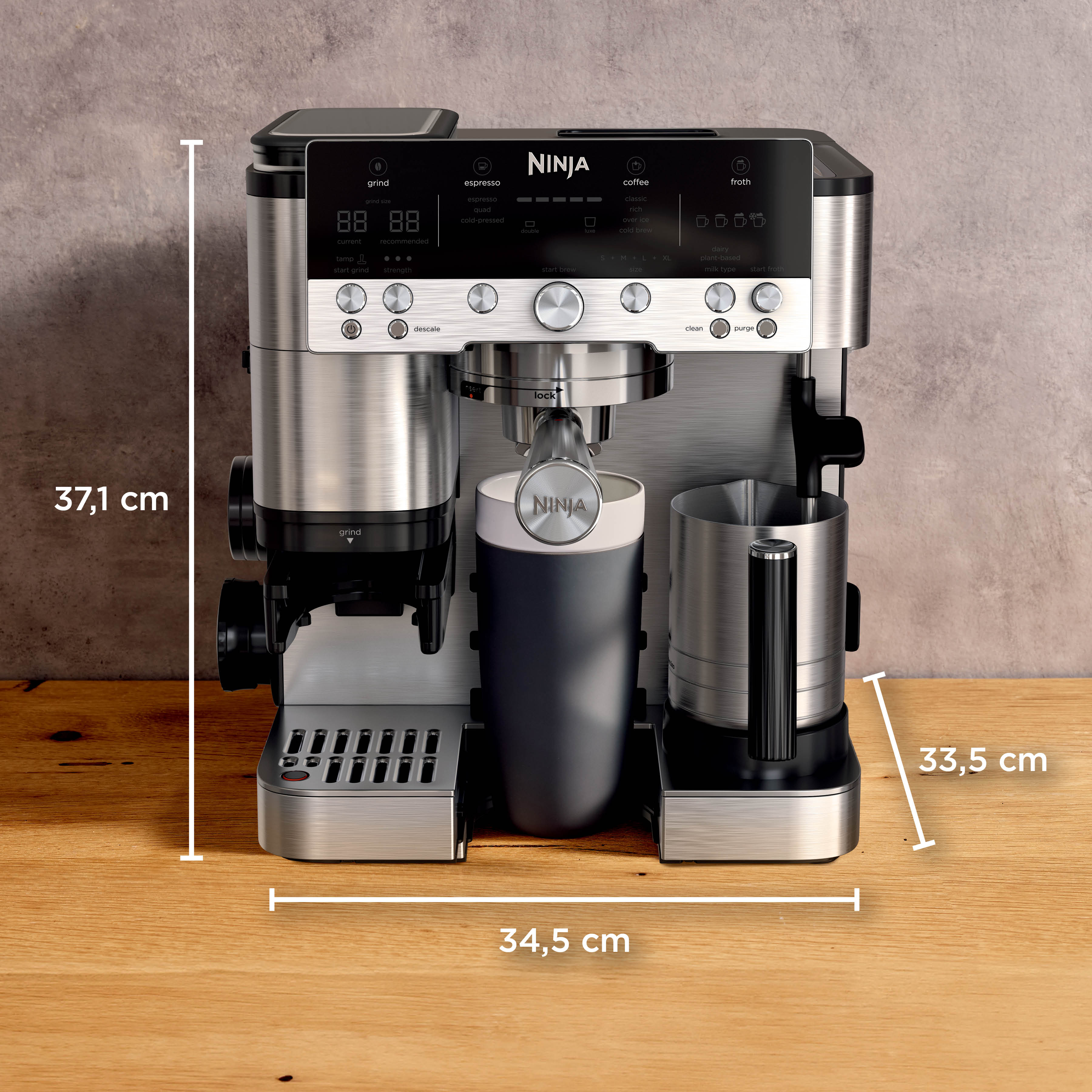 Eine Edelstahl-Kaffeemaschine von Ninja steht auf Holz, mit Maßen von 37,1 cm Höhe, 34,5 cm Breite und 33,5 cm Tiefe.