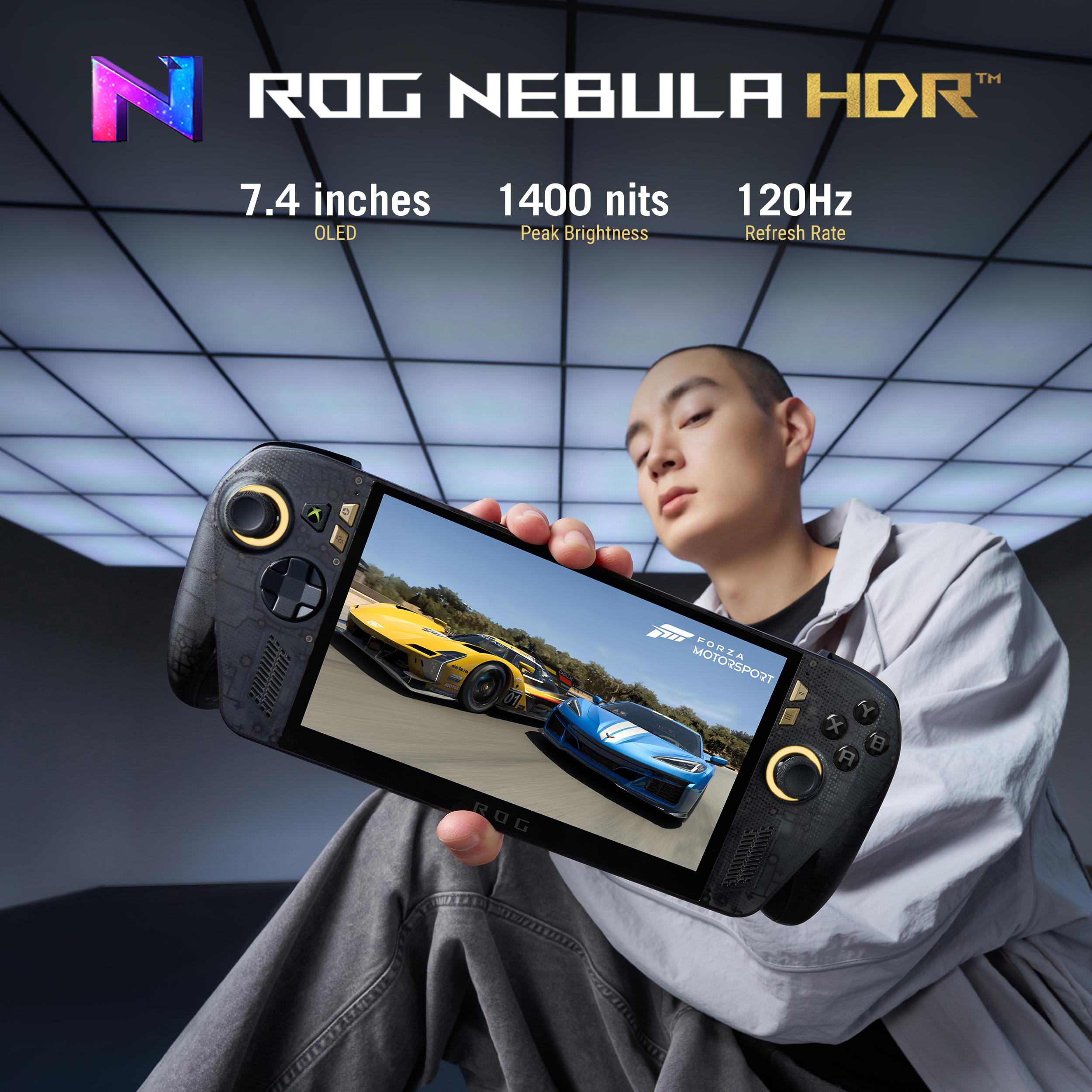 Eine Person hält eine ROG-Handheld-Konsole mit Rennspiel; Text zeigt die 7,4-Zoll-OLED-Spezifikationen.