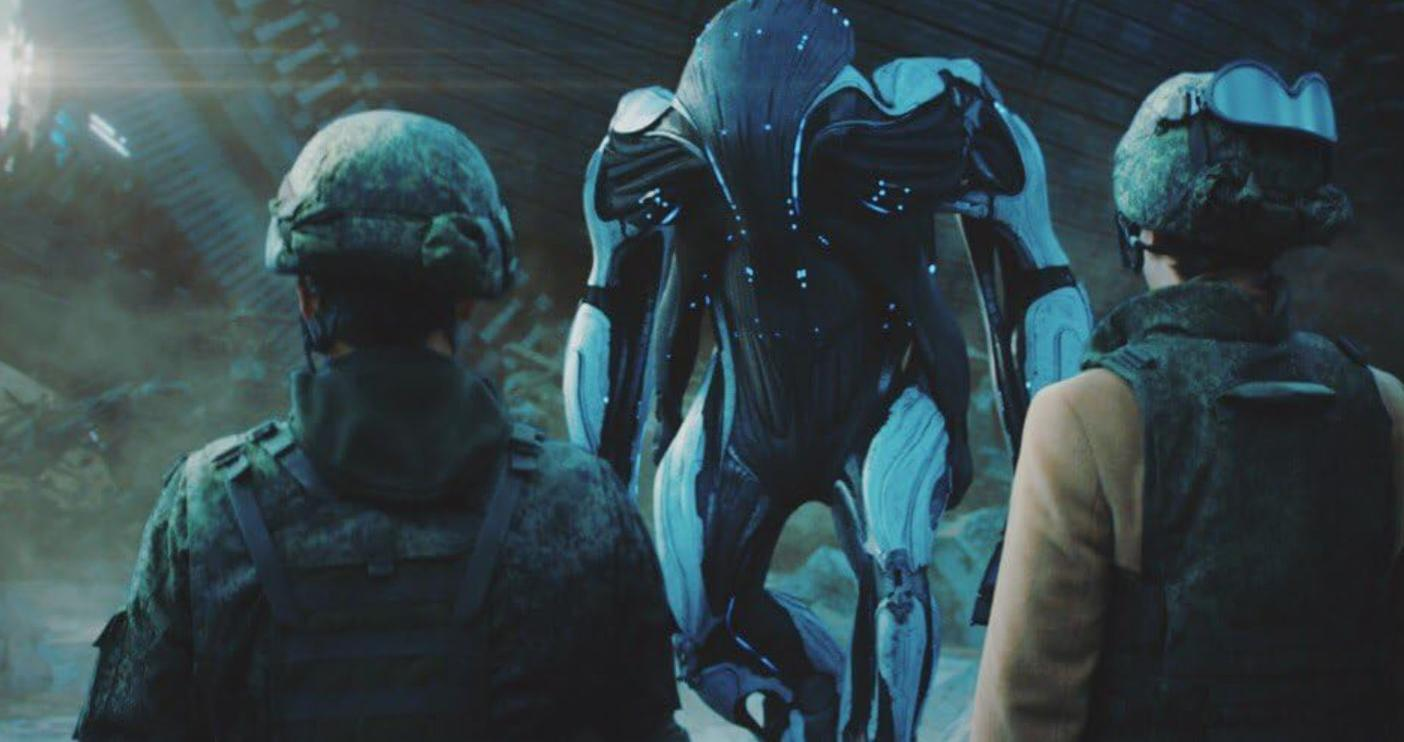 Zwei Soldaten in Tarnkleidung und Helmen stehen einer großen Alien-Kreatur in dunkler und weißer Rüstung gegenüber.