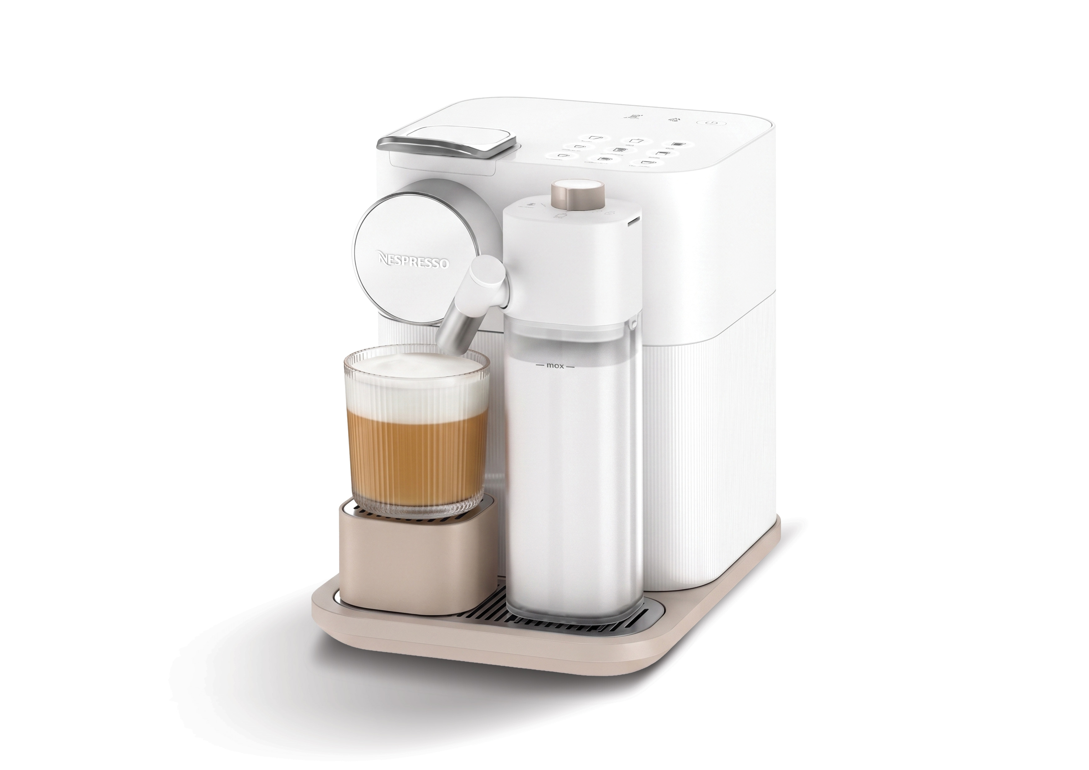 Beyaz arkaplanda süt köpürtücülü ve katmanlı kahve bardağı olan beyaz ve bej renkli Nespresso kahve makinesi.