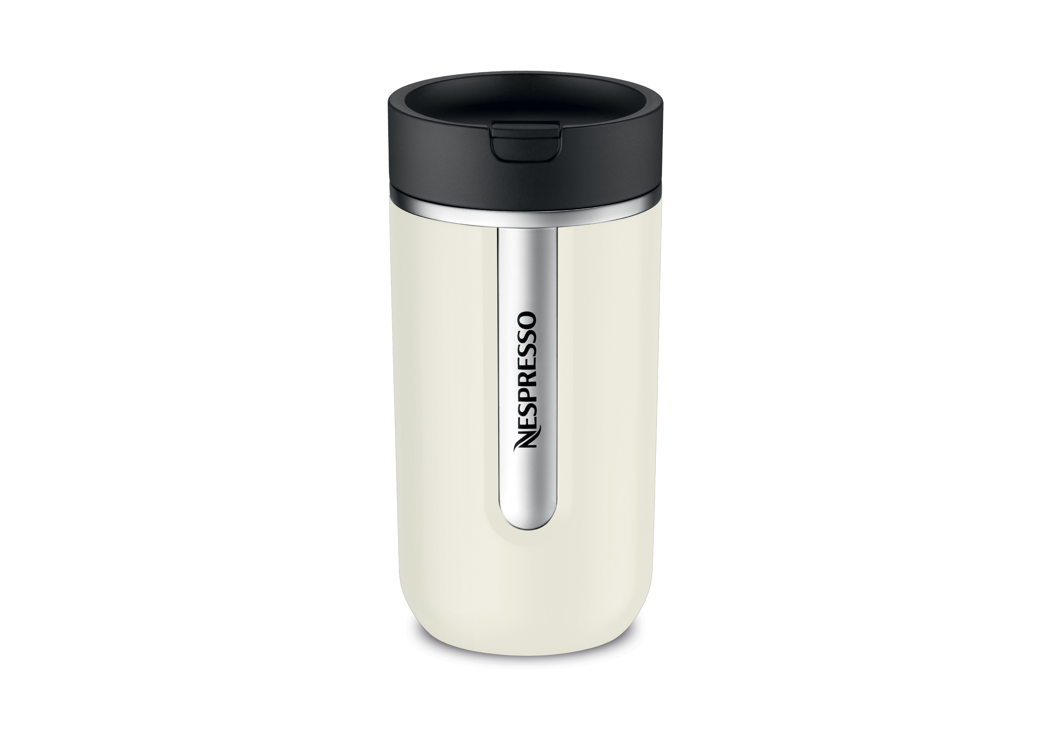 Beyaz arka planda siyah kapaklı ve gümüş kulplu bej renkli bir Nespresso seyahat kupası.