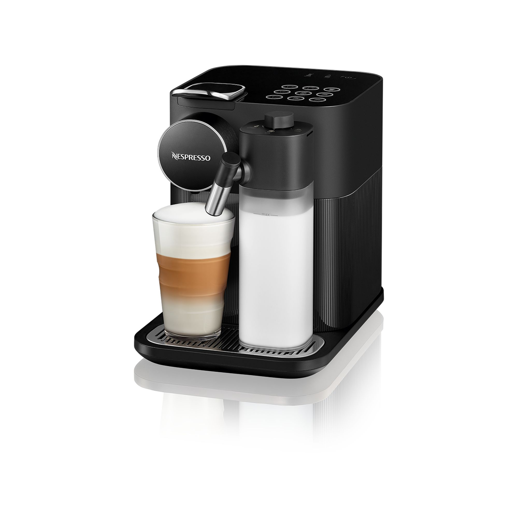 Süt hazneli siyah Nespresso kahve makinesi ve beyaz arka planda bir bardak latte macchiato.