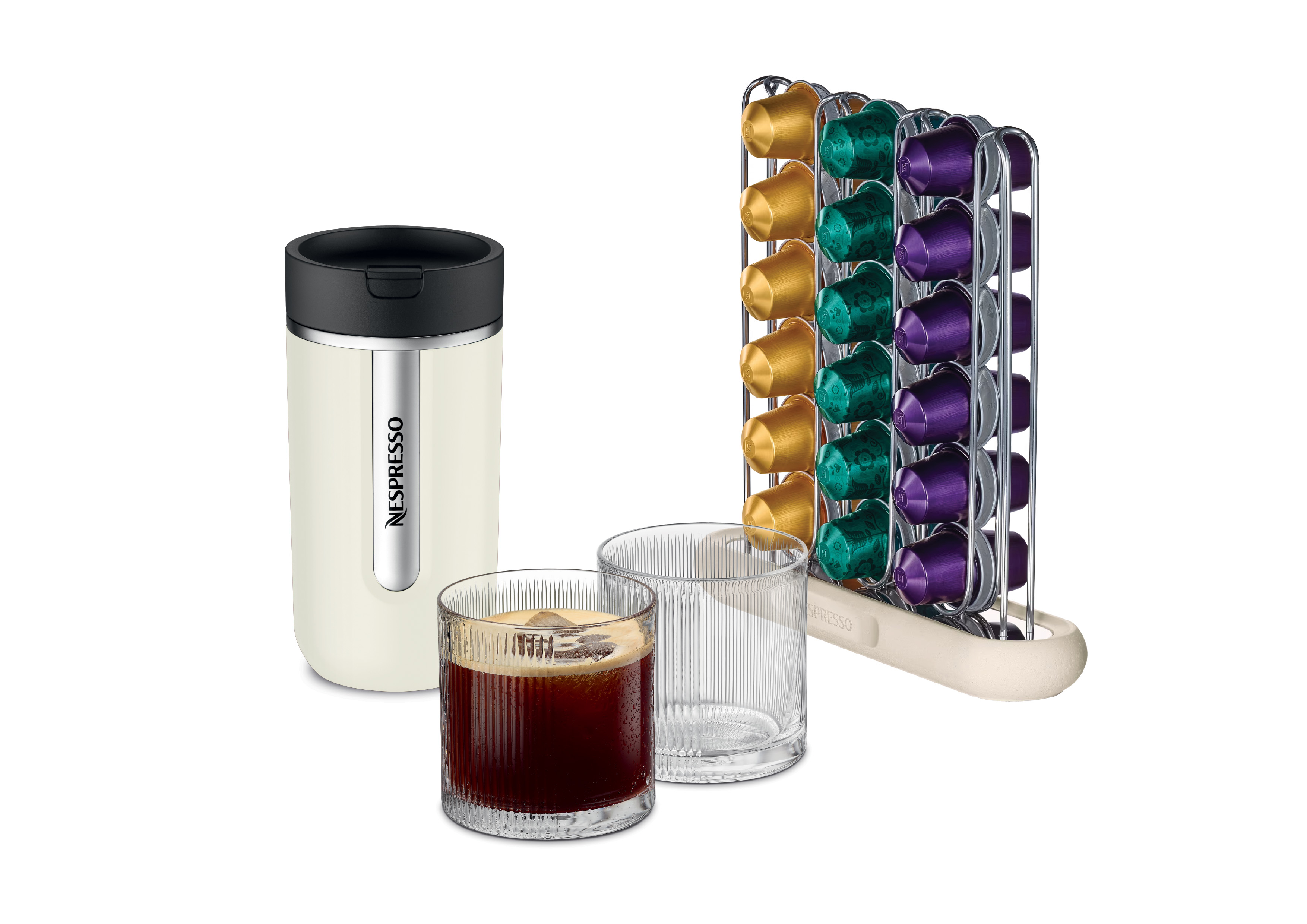 Nespresso seyahat kupası, buzlu kahveli iki oluklu bardak ve kahve kapsül standı.
