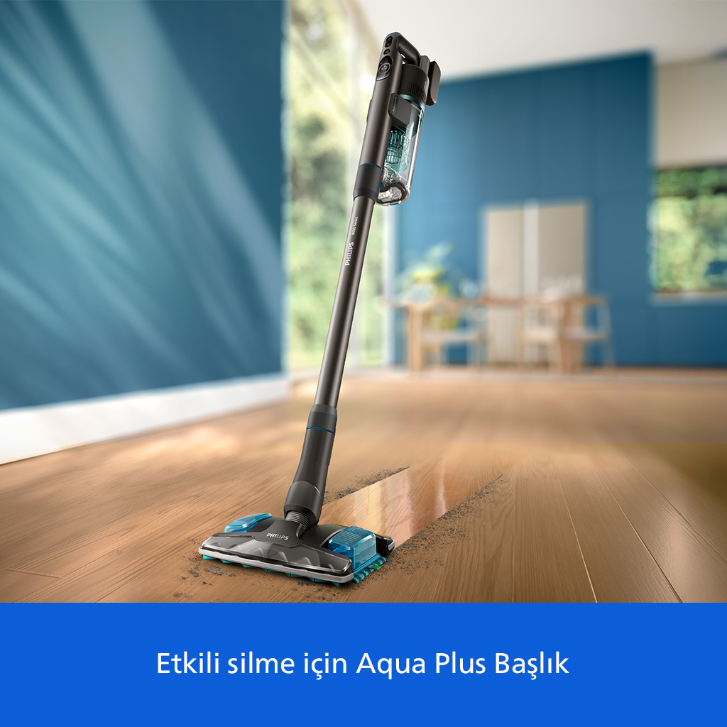 Kablosuz bir süpürge, aydınlık bir odada ahşap zemini temizleyerek toz ve kalıntıları gideriyor.