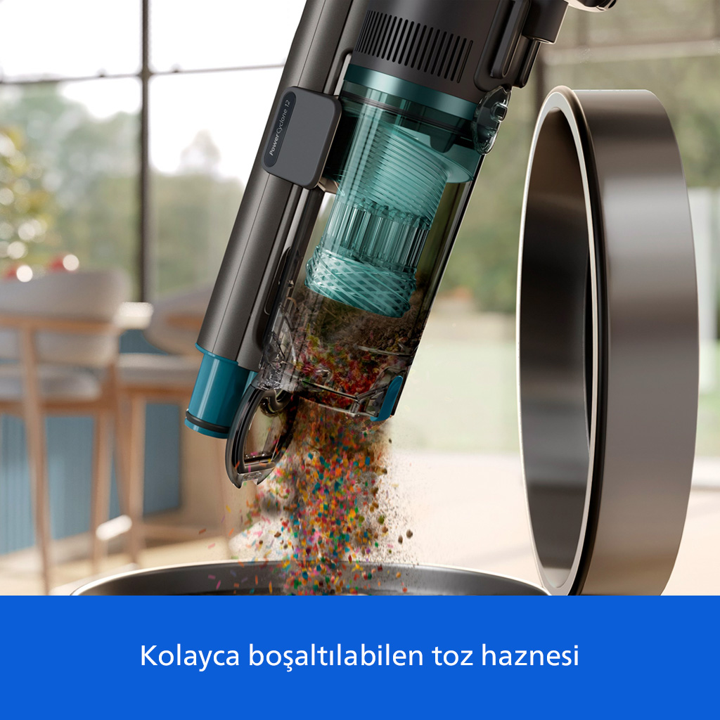 Bir elektrikli süpürge, şeffaf toz haznesindeki kiri bir çöp kutusuna boşaltıyor.