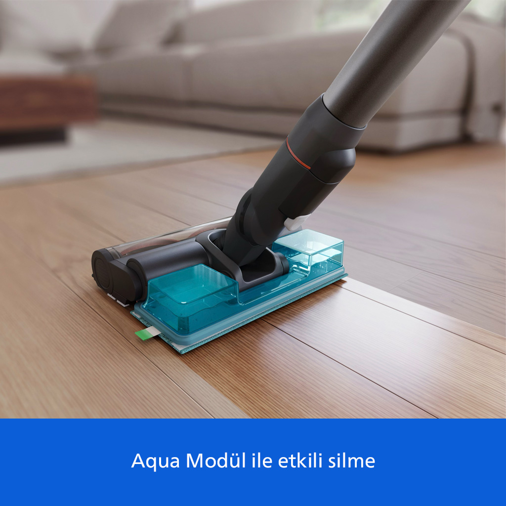 Aqua modüllü kablosuz elektrikli süpürge, aydınlık bir oturma odasında ahşap zemini siliyor.