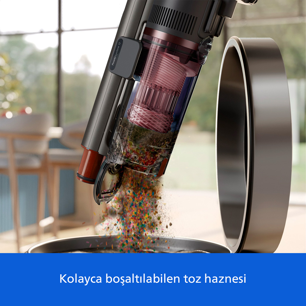 Elektrikli süpürge toz haznesi renkli kalıntıları çöp kutusuna boşaltıyor.