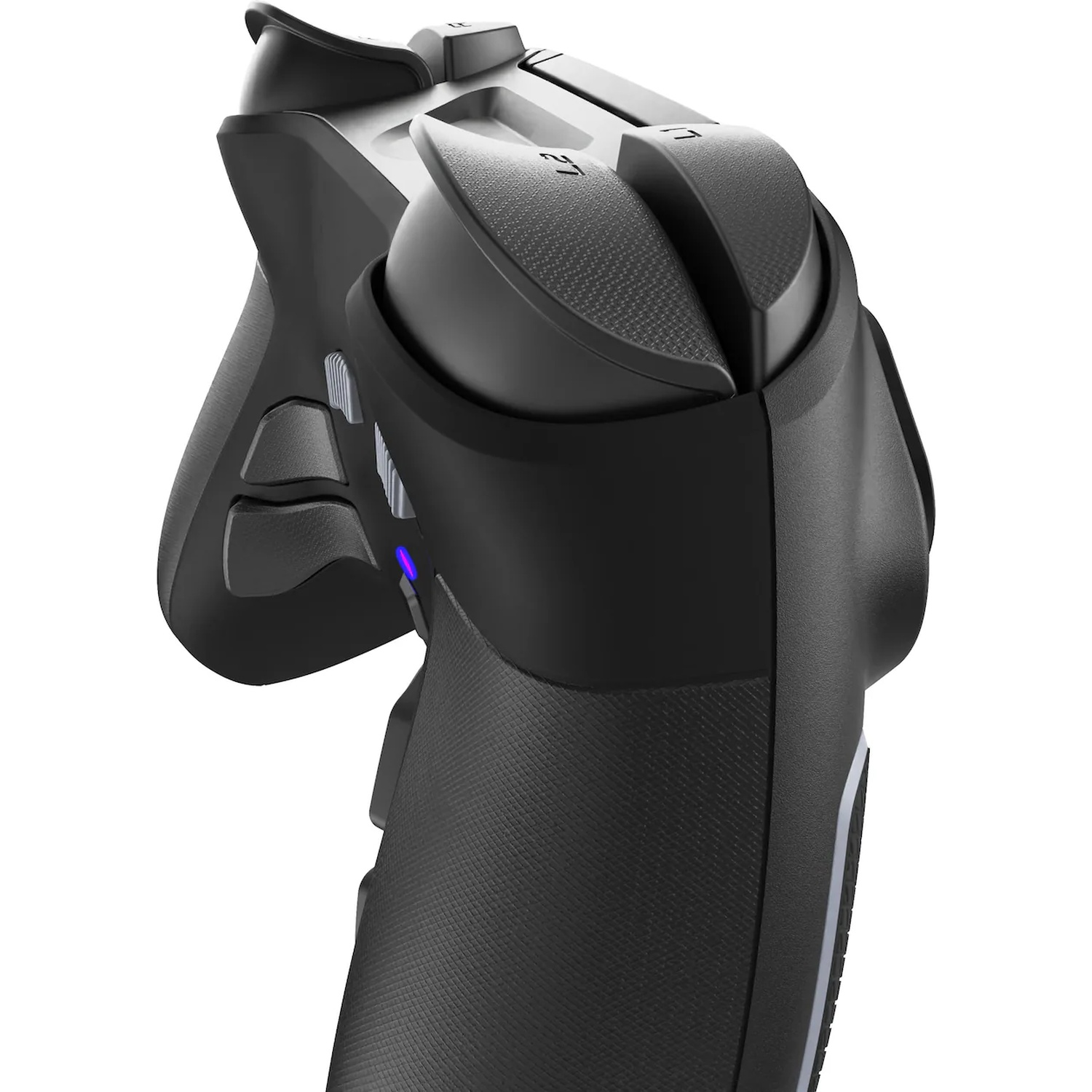 Gros plan d'une manette noire avec des gâchettes texturées et un voyant bleu.