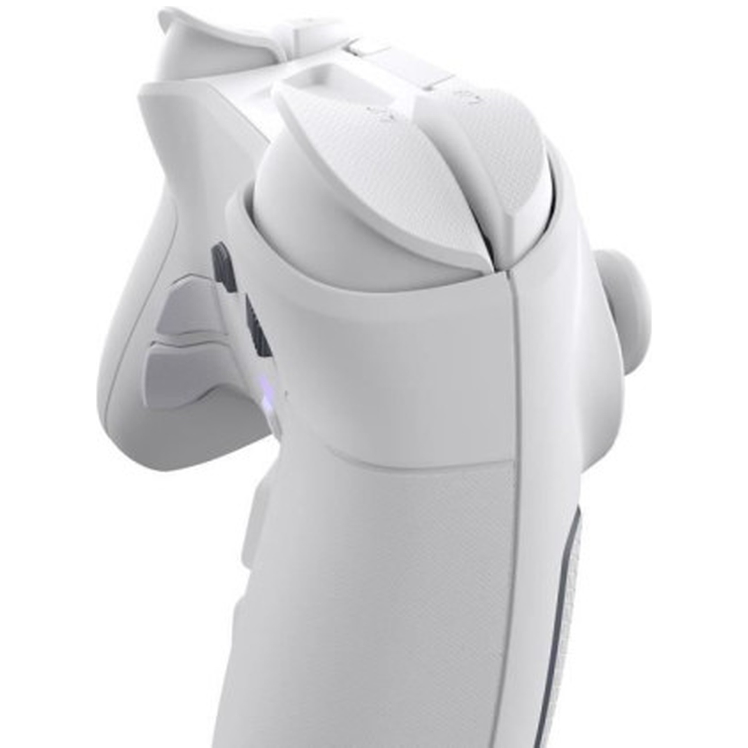 Close-up van de schouderknoppen en triggers van een witte videogamecontroller tegen een witte achtergrond.