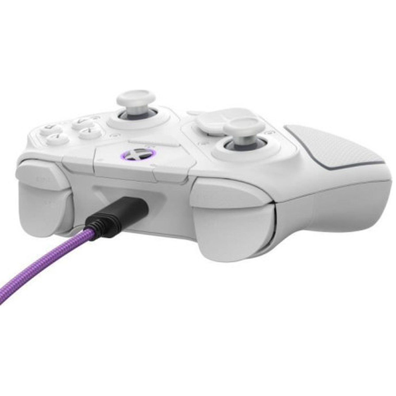 Een witte Xbox-controller aangesloten op een paarse kabel tegen een witte achtergrond.