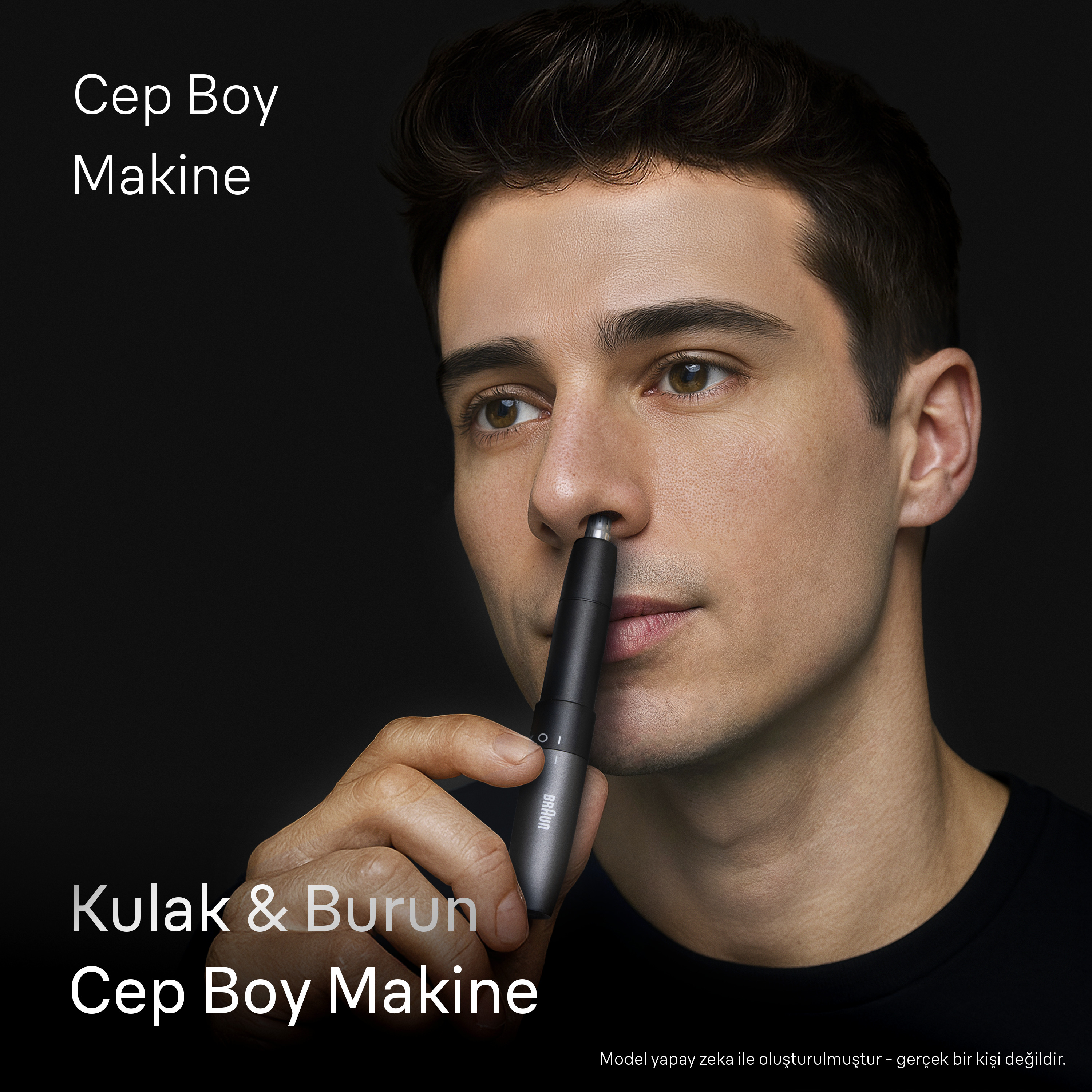 Siyah arka plan önünde burnuna Braun kulak burun kıl alma makinesi tutan bir adam.