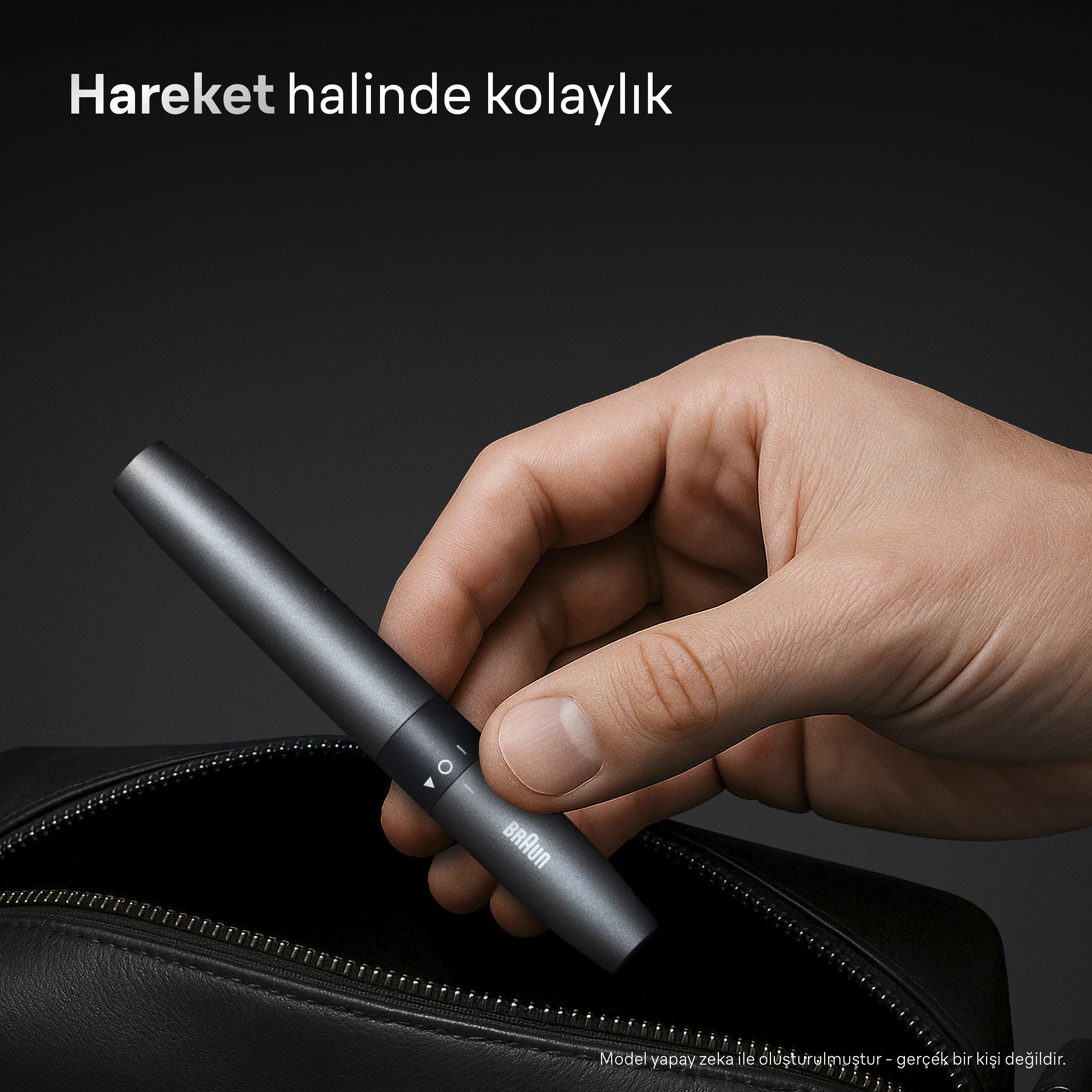 Koyu bir arka planda bir el, gri bir Braun cihazını açık siyah deri çantaya yerleştiriyor.