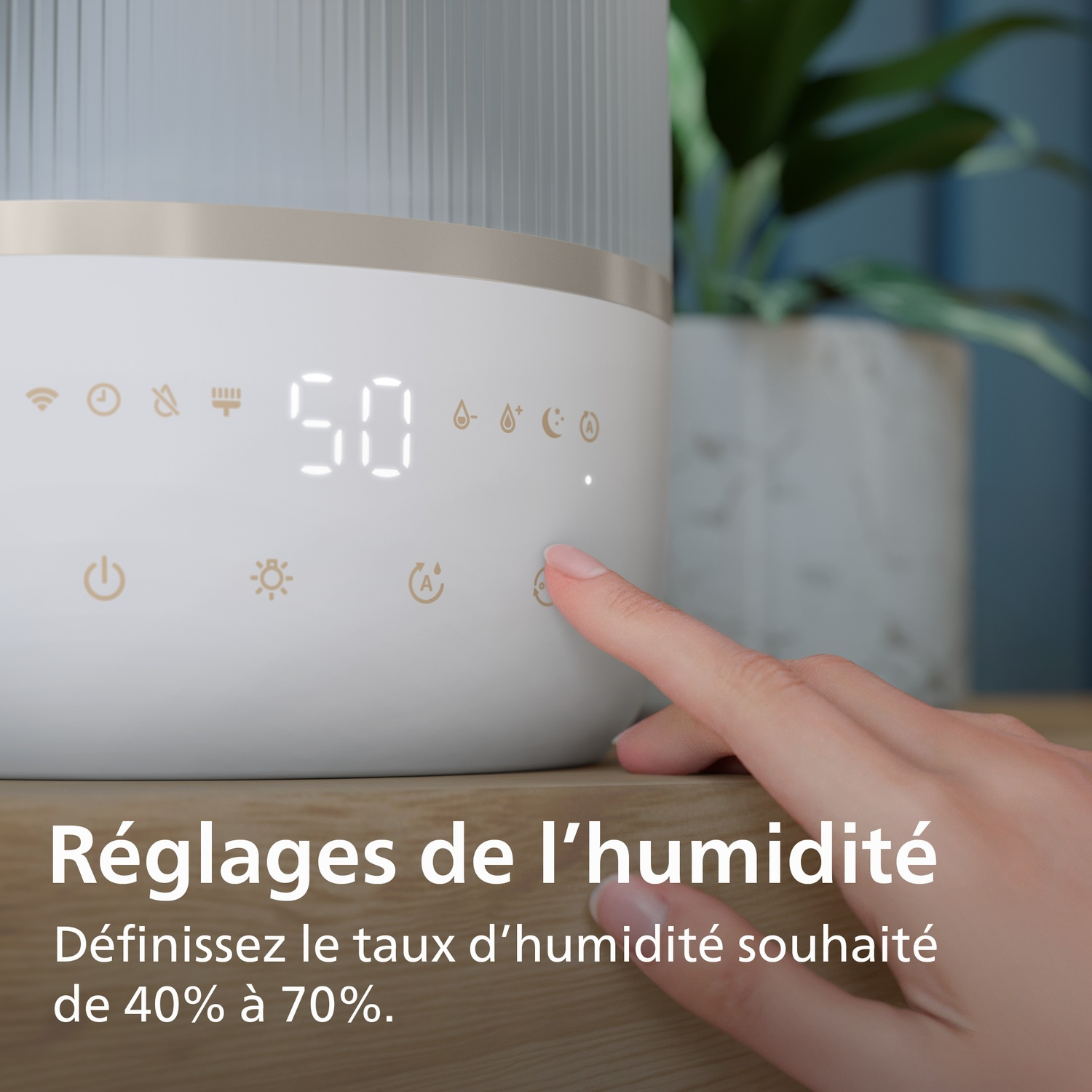 Main appuyant sur le bouton tactile d'un humidificateur blanc avec affichage numérique.