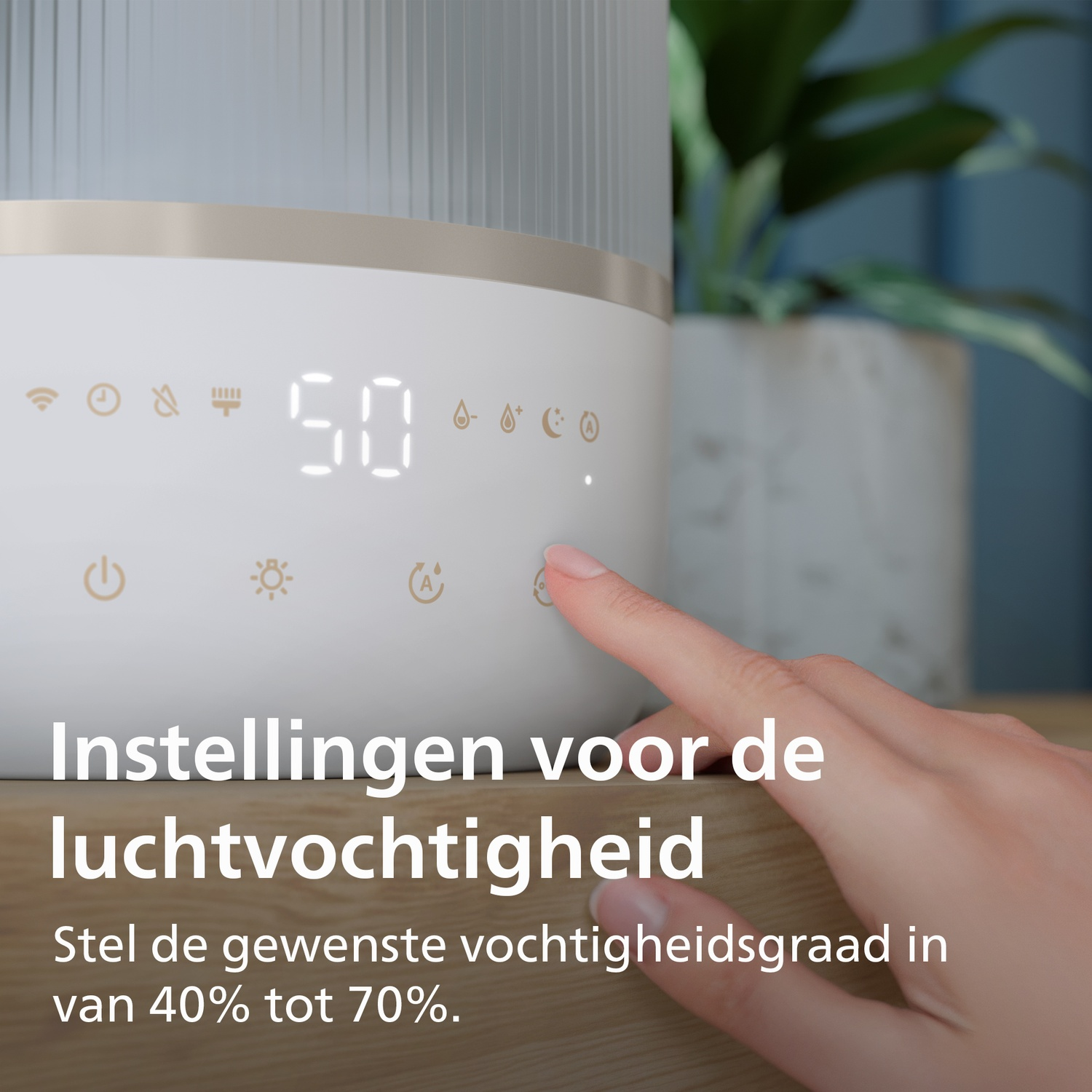 A finger touches the control panel of a white humidifier showing humidity level 50, with Dutch text overlay.