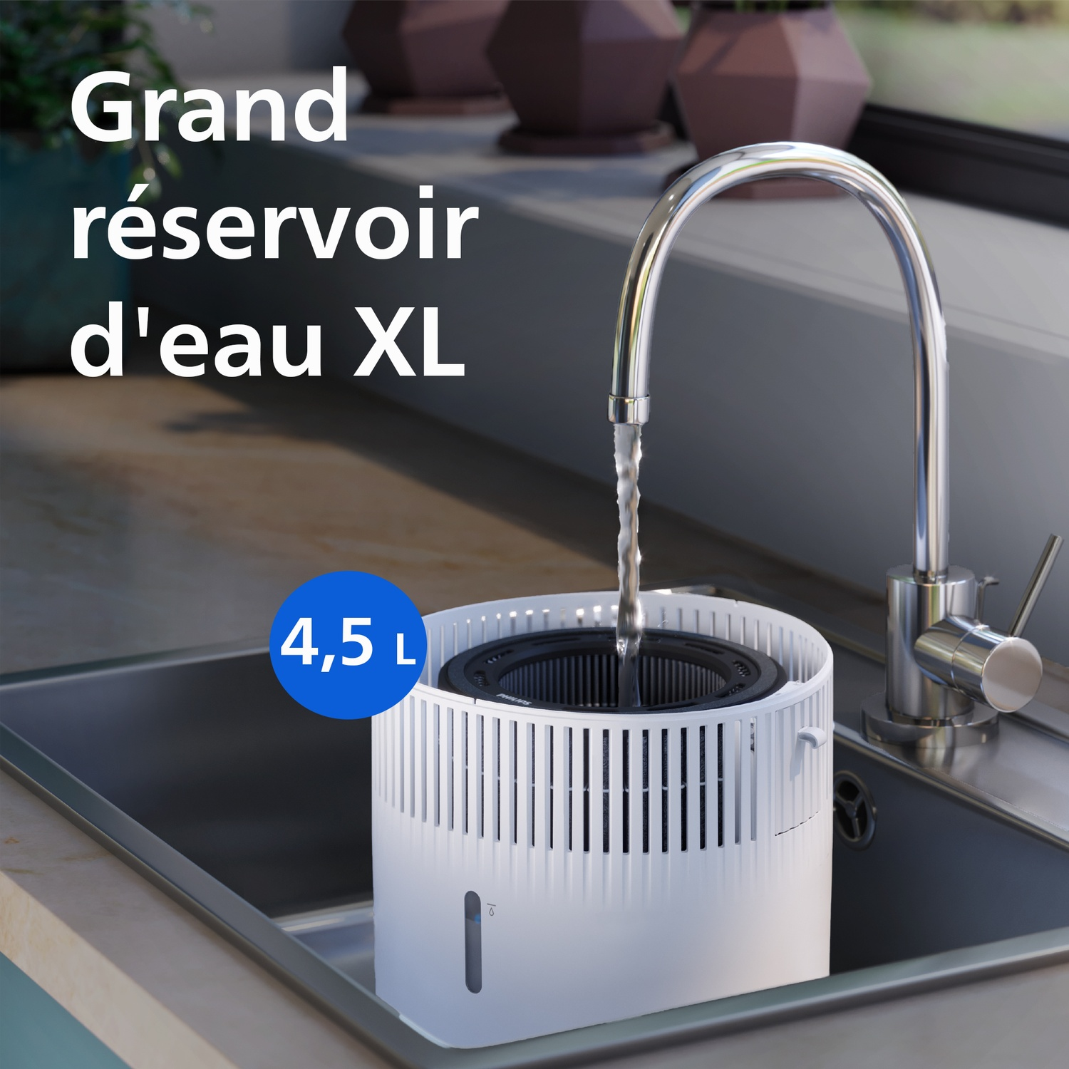 Un grand réservoir d'eau blanc se remplit d'eau sous le robinet d'un évier de cuisine.
