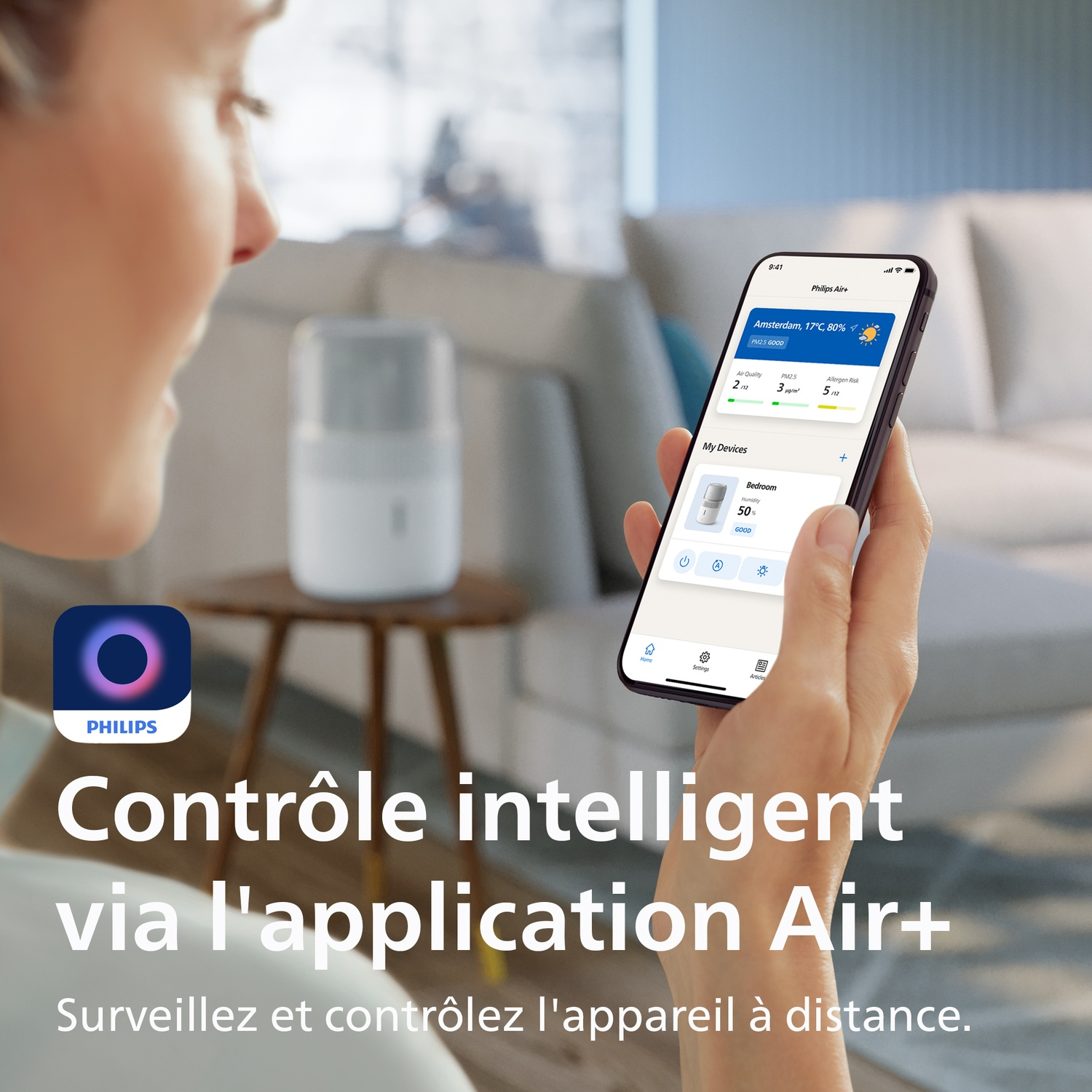 Personne tenant un smartphone avec l'application Philips Air+ affichant l'air.