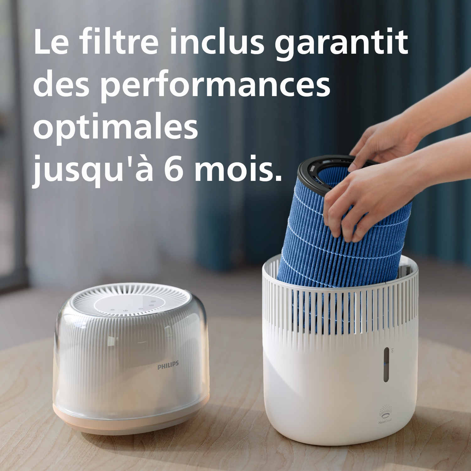 Une personne insère un filtre bleu dans un appareil Philips blanc sur une table en bois, avec du texte publicitaire.