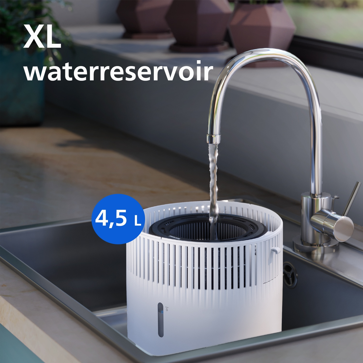 Water stroomt uit een chroom kraan in de witte watertank van een apparaat in een gootsteen.