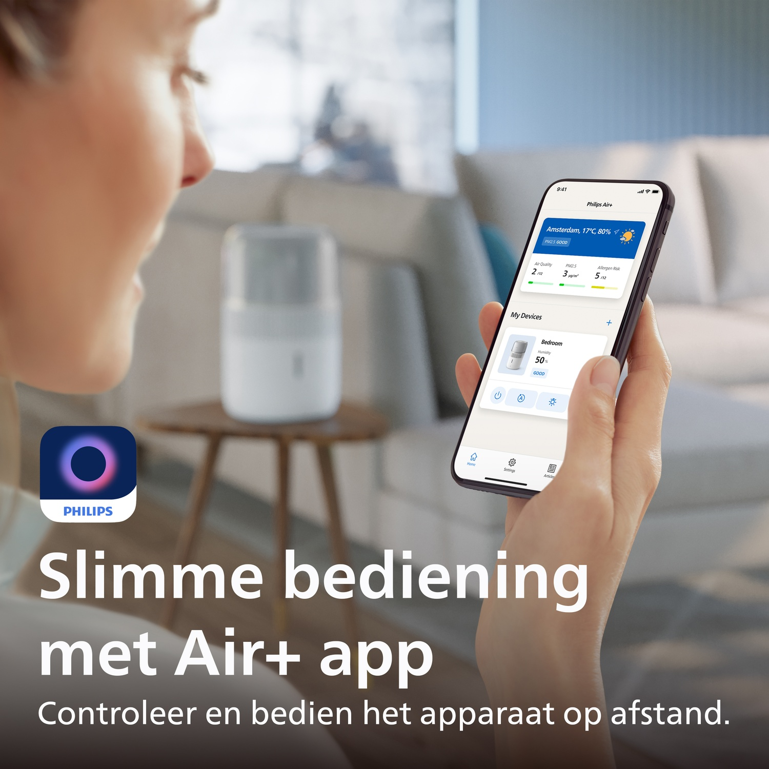 Persoon bedient een Philips luchtreiniger via een smartphone-app.