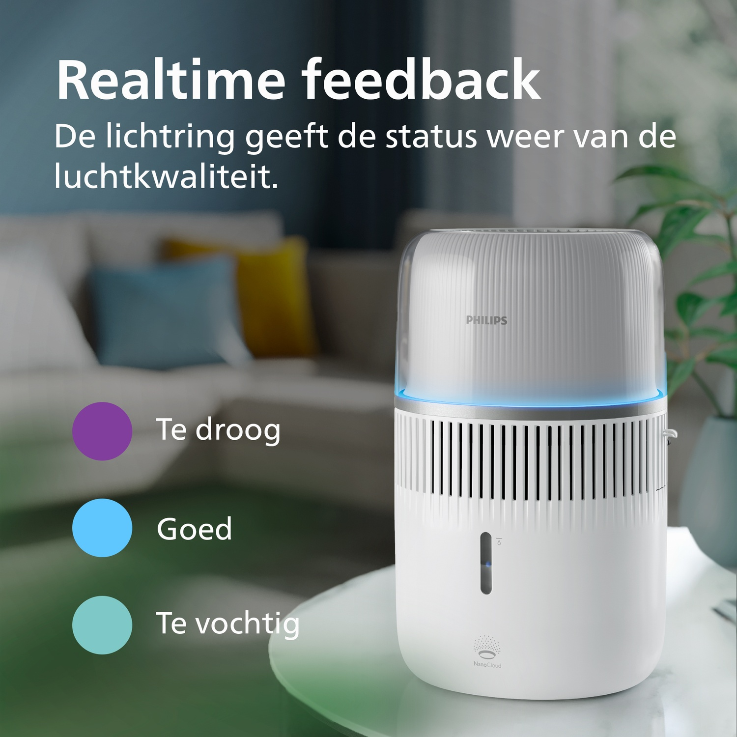 Een witte Philips-luchtbevochtiger met een blauwe lichtring staat op een tafel in een woonkamer.