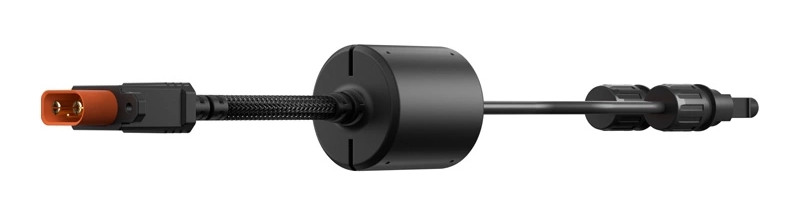 Czarny kabel elektryczny z pomarańczowym złączem po lewej i dwoma po prawej stronie, połączone cylindrem.